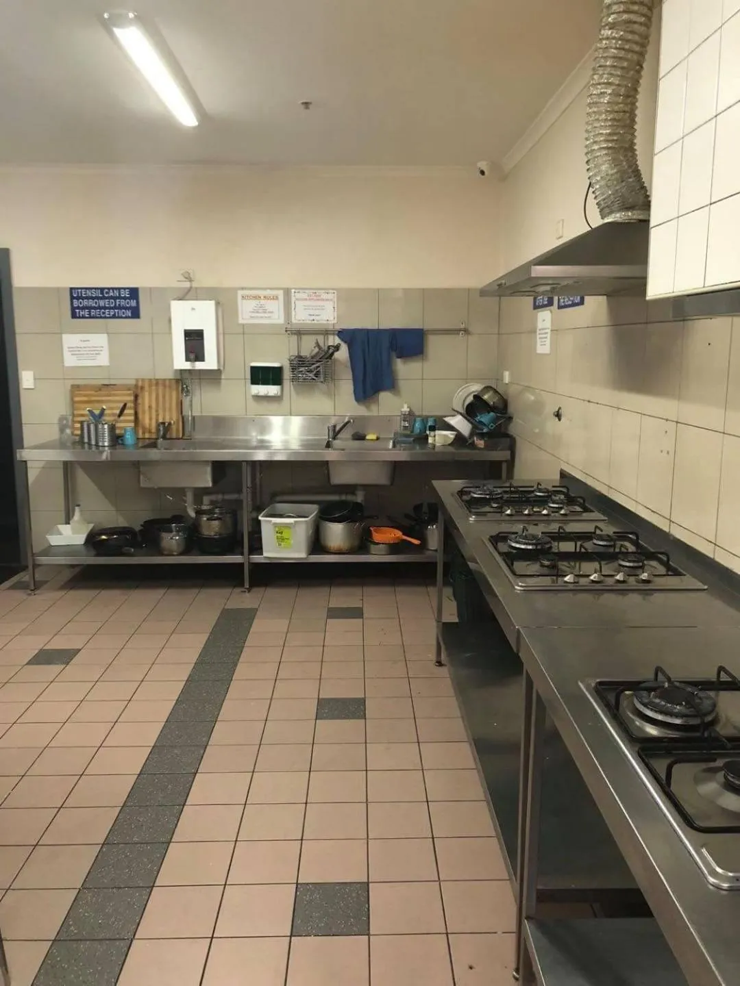 Communal kitchen in Elizabeth Hostel