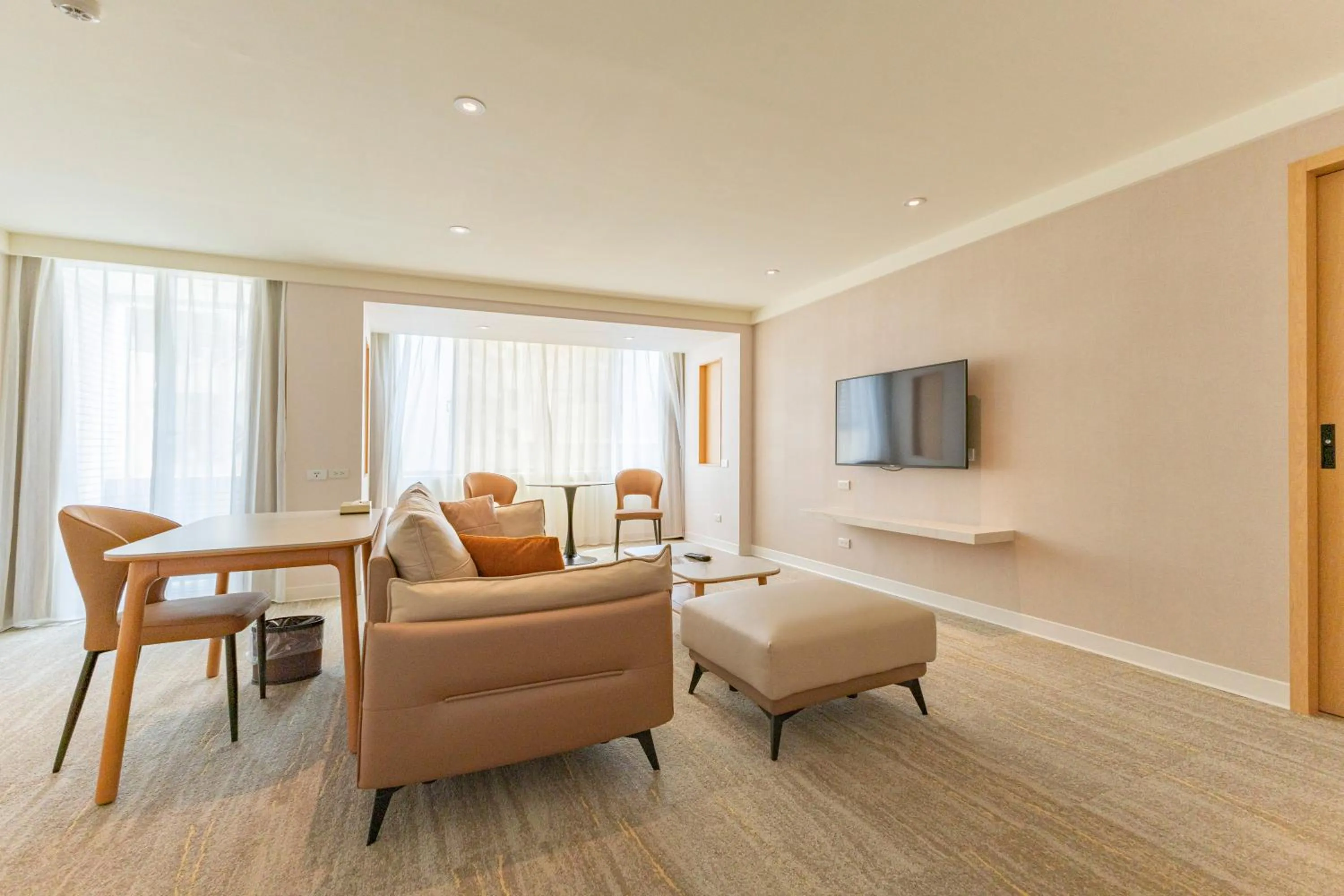 Photo of the whole room in Hotel Tainan