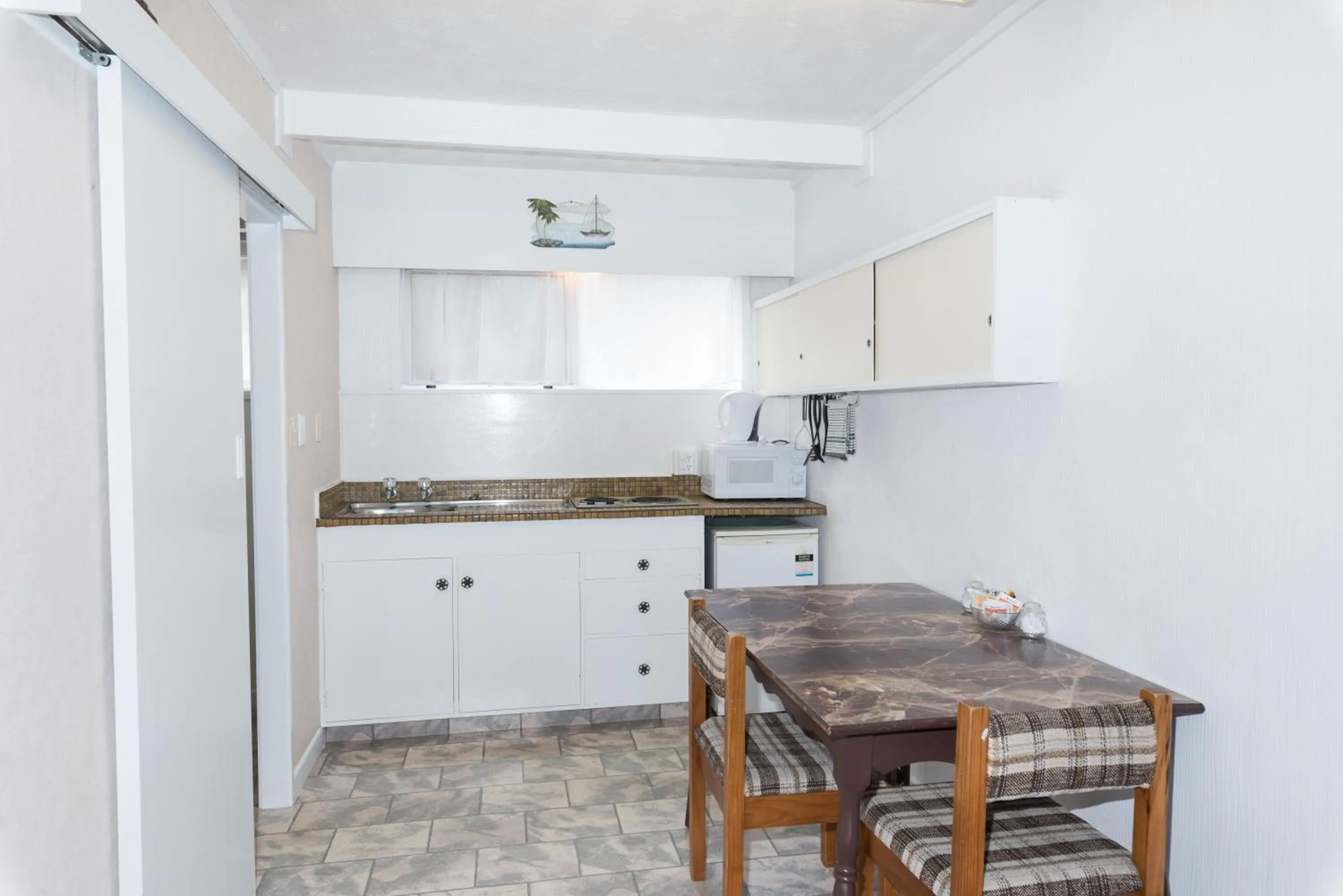 Kitchen or kitchenette in San Marino Motor Lodge Absolute Beachfront