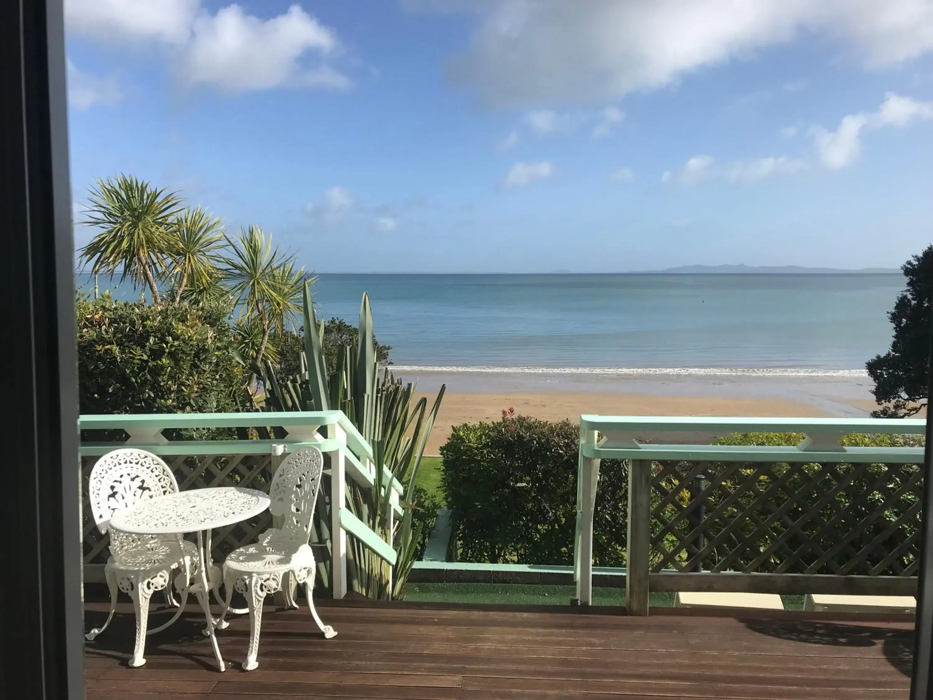 Deluxe Queen Studio in San Marino Motor Lodge Absolute Beachfront Deluxe Queen Studio in San Marino Motor Lodge Absolute Beachfront