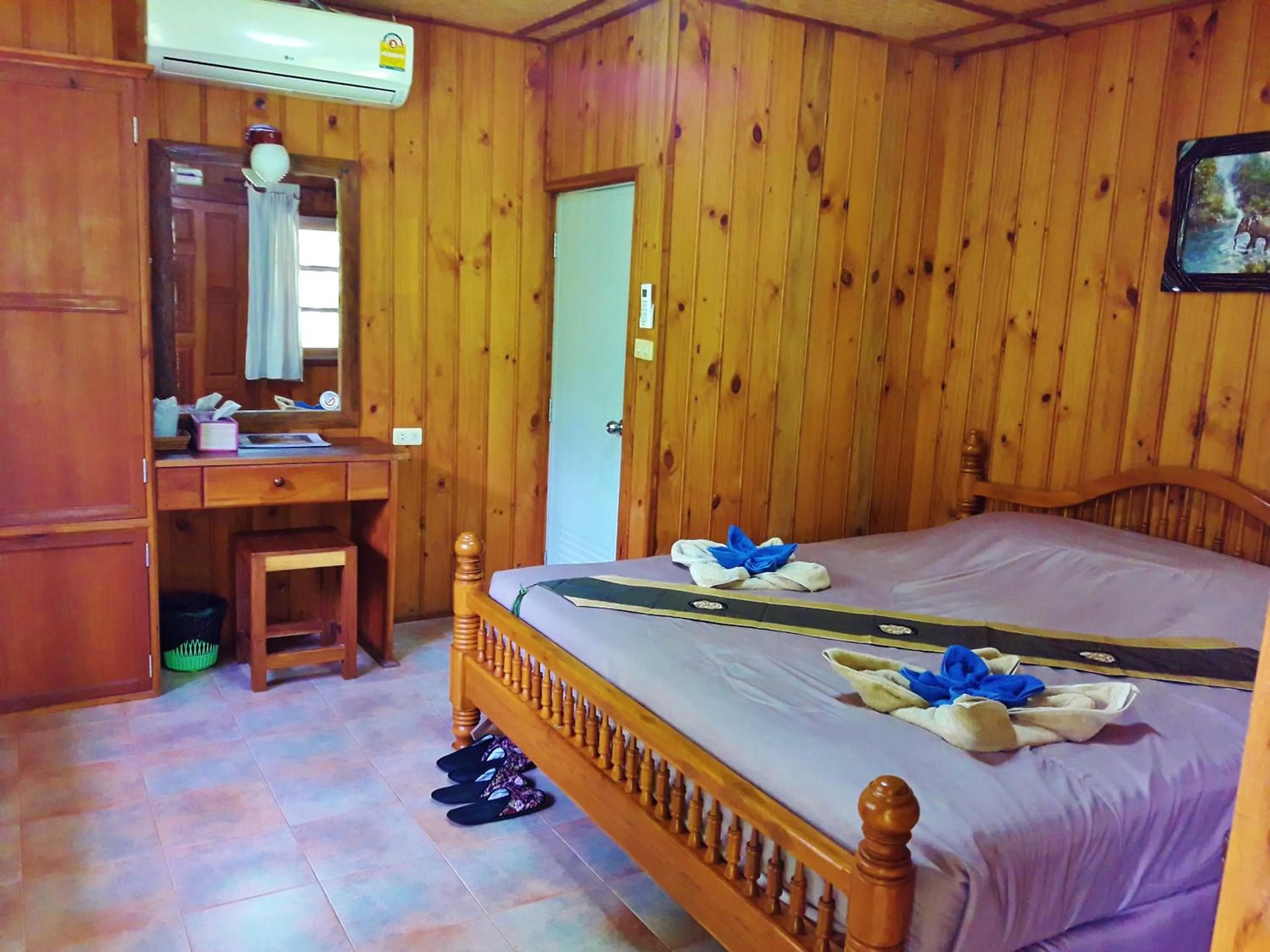 Photo of the whole room, Bed in Huan Chiang Dao Resort