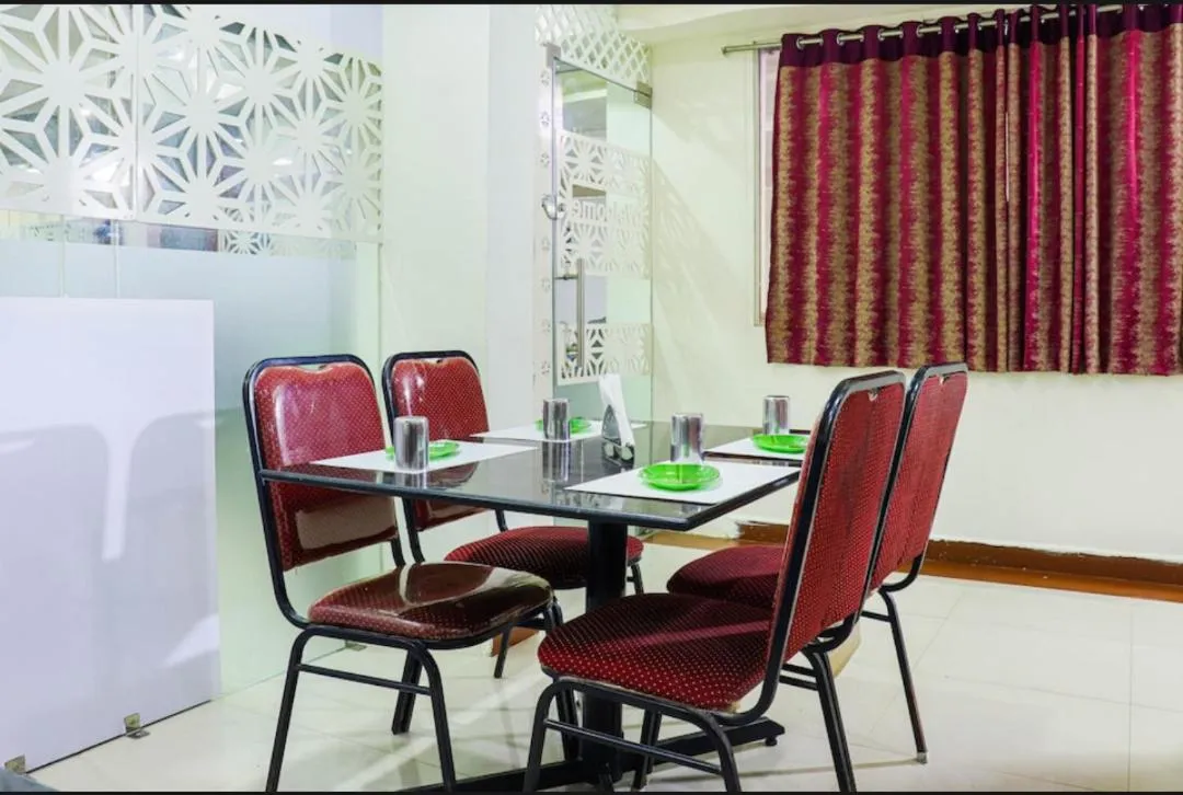 Restaurant/places to eat in Hotel Menaka