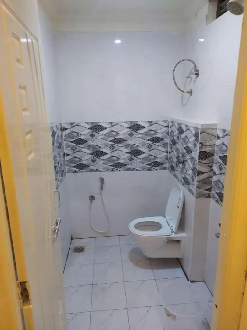 Shower in Hotel Menaka