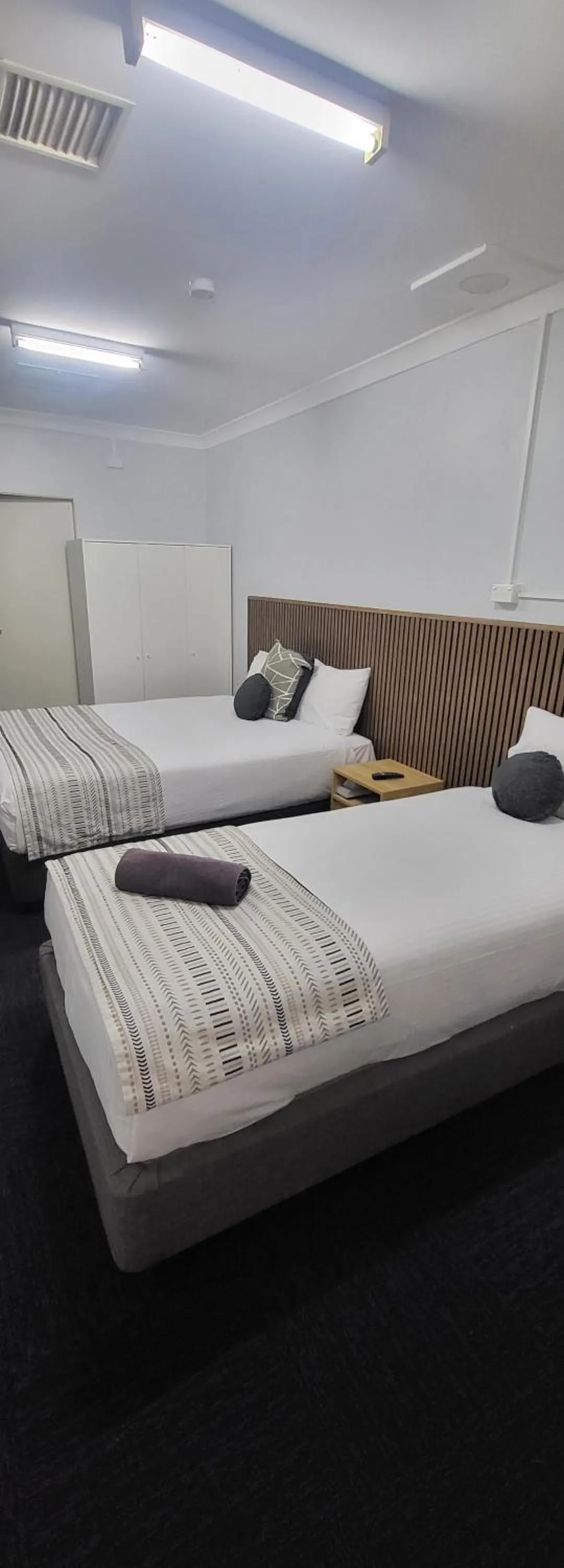 Bed in Hamilton Henry Parkes Motor Inn