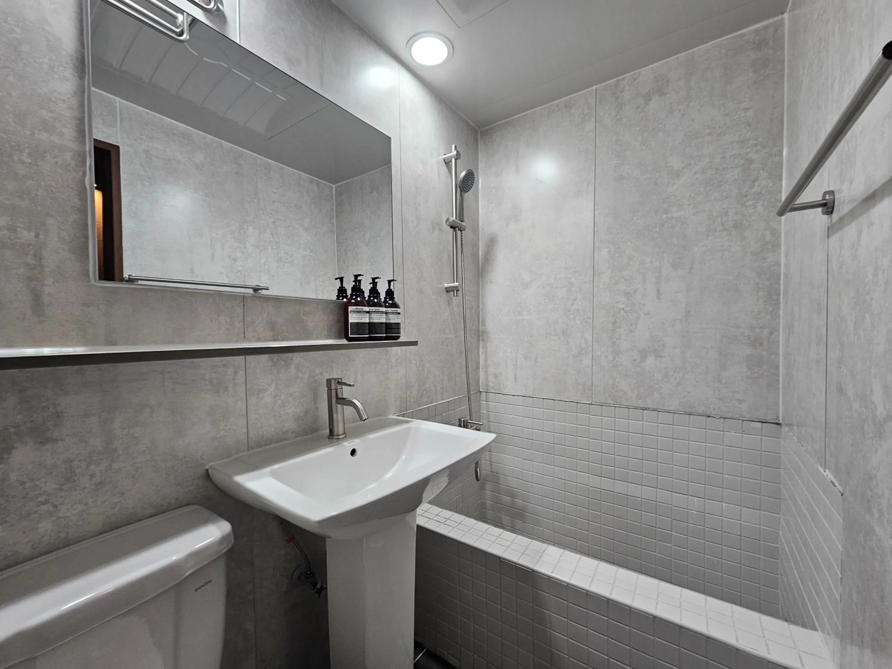 Shower in Daljee Guesthouse