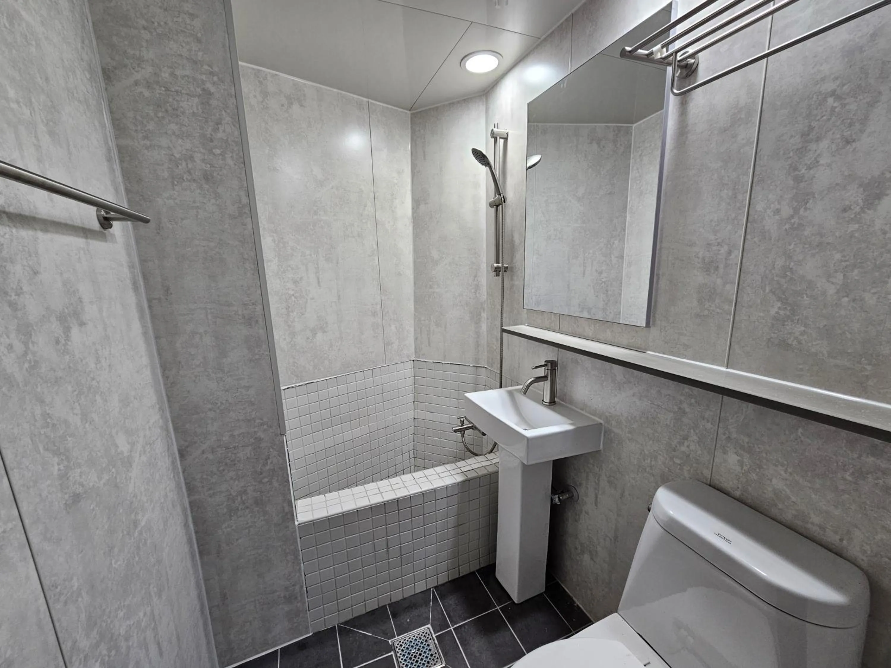 Shower in Daljee Guesthouse