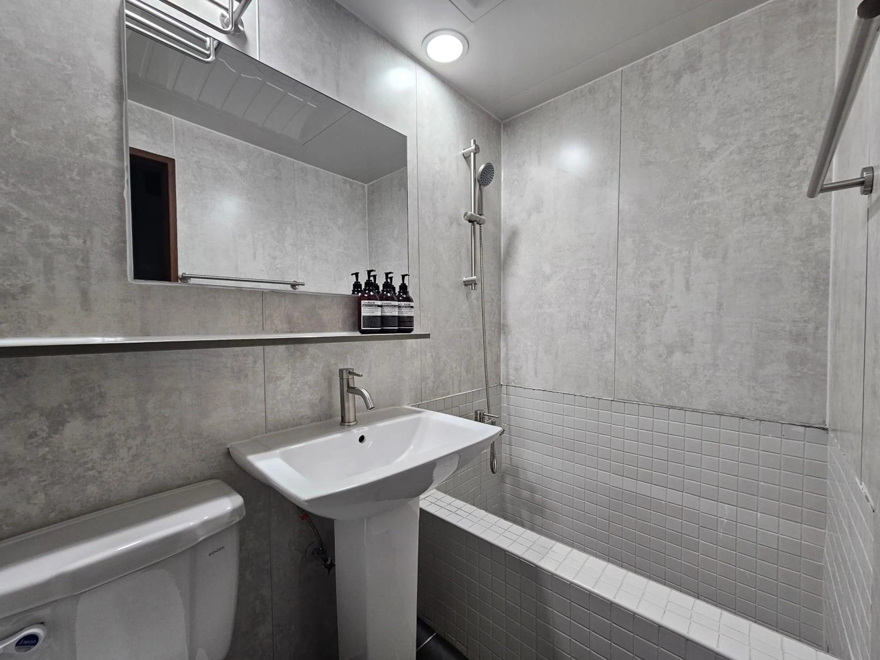Shower in Daljee Guesthouse