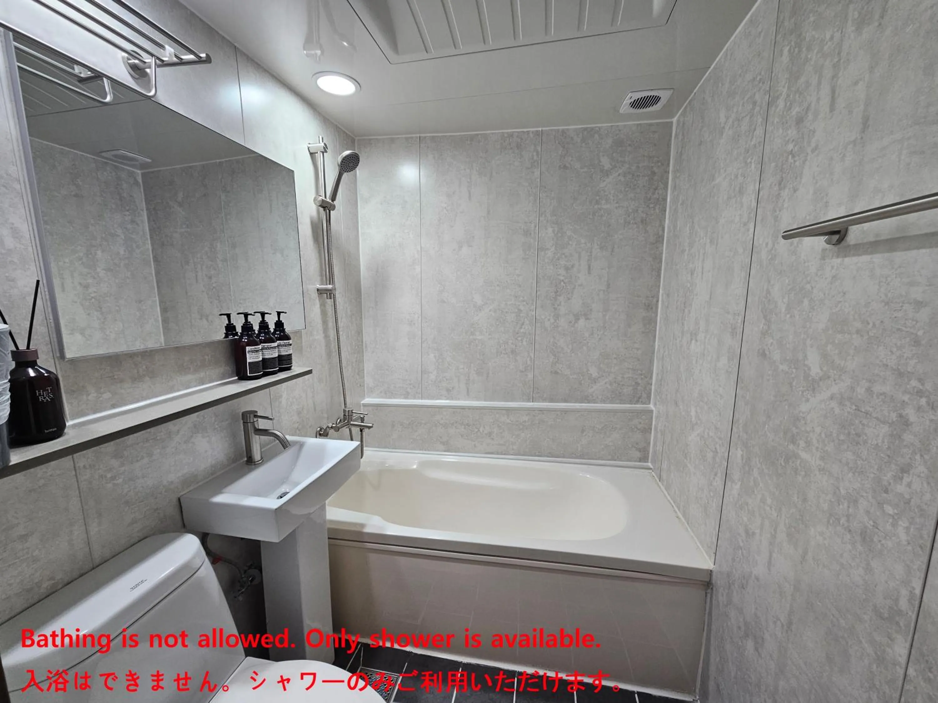 Shower in Daljee Guesthouse