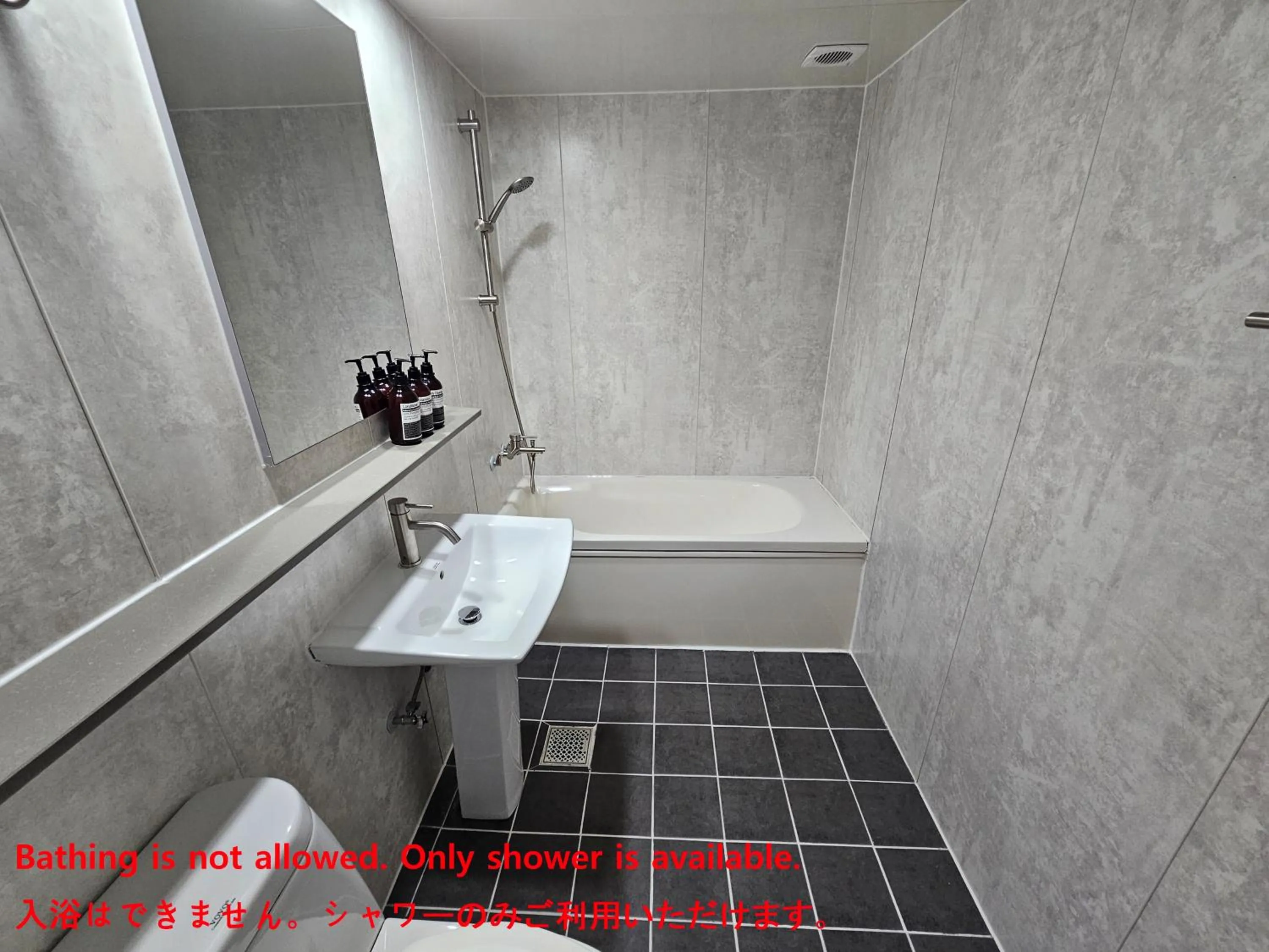 Shower in Daljee Guesthouse