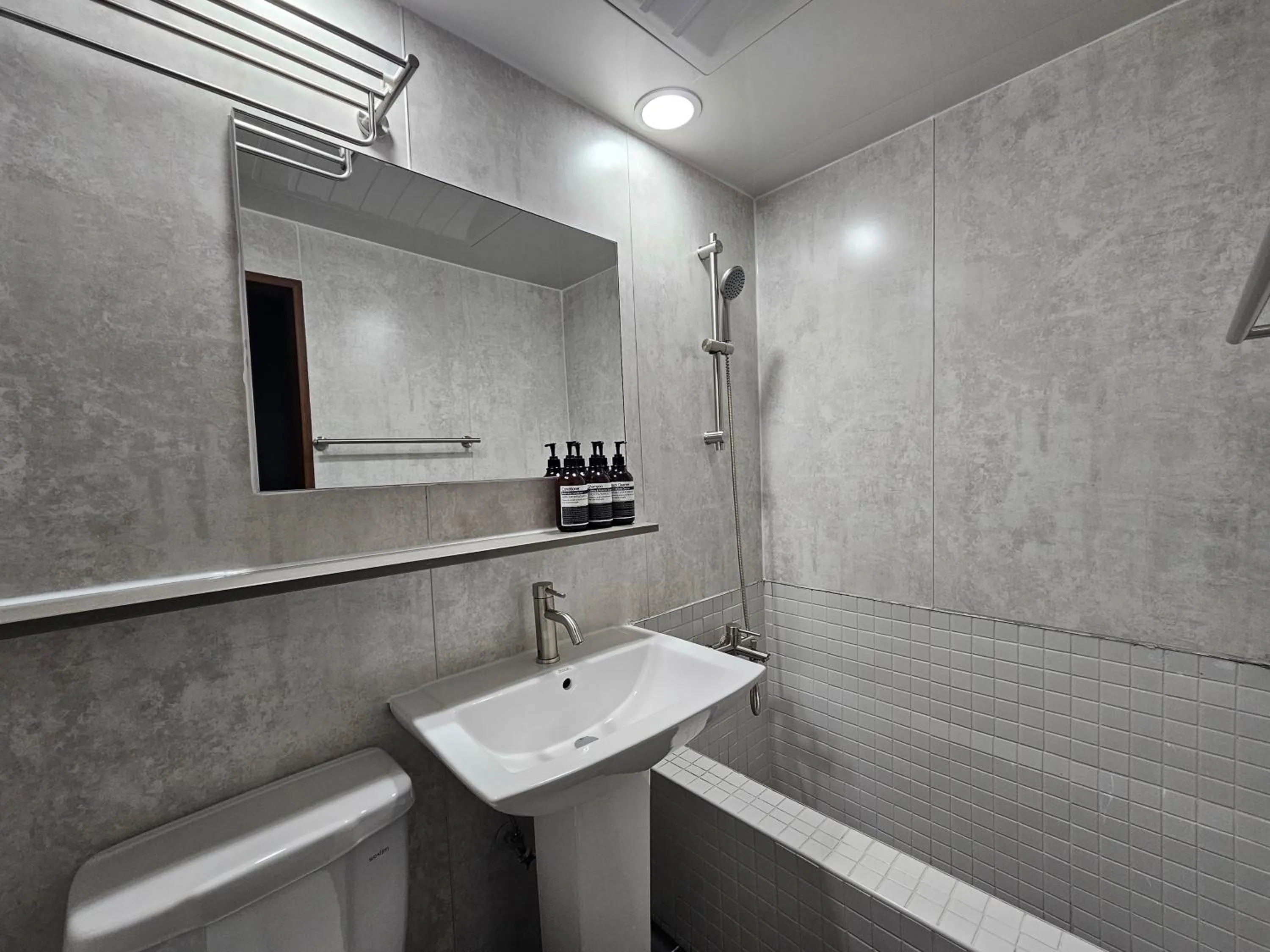 Shower in Daljee Guesthouse