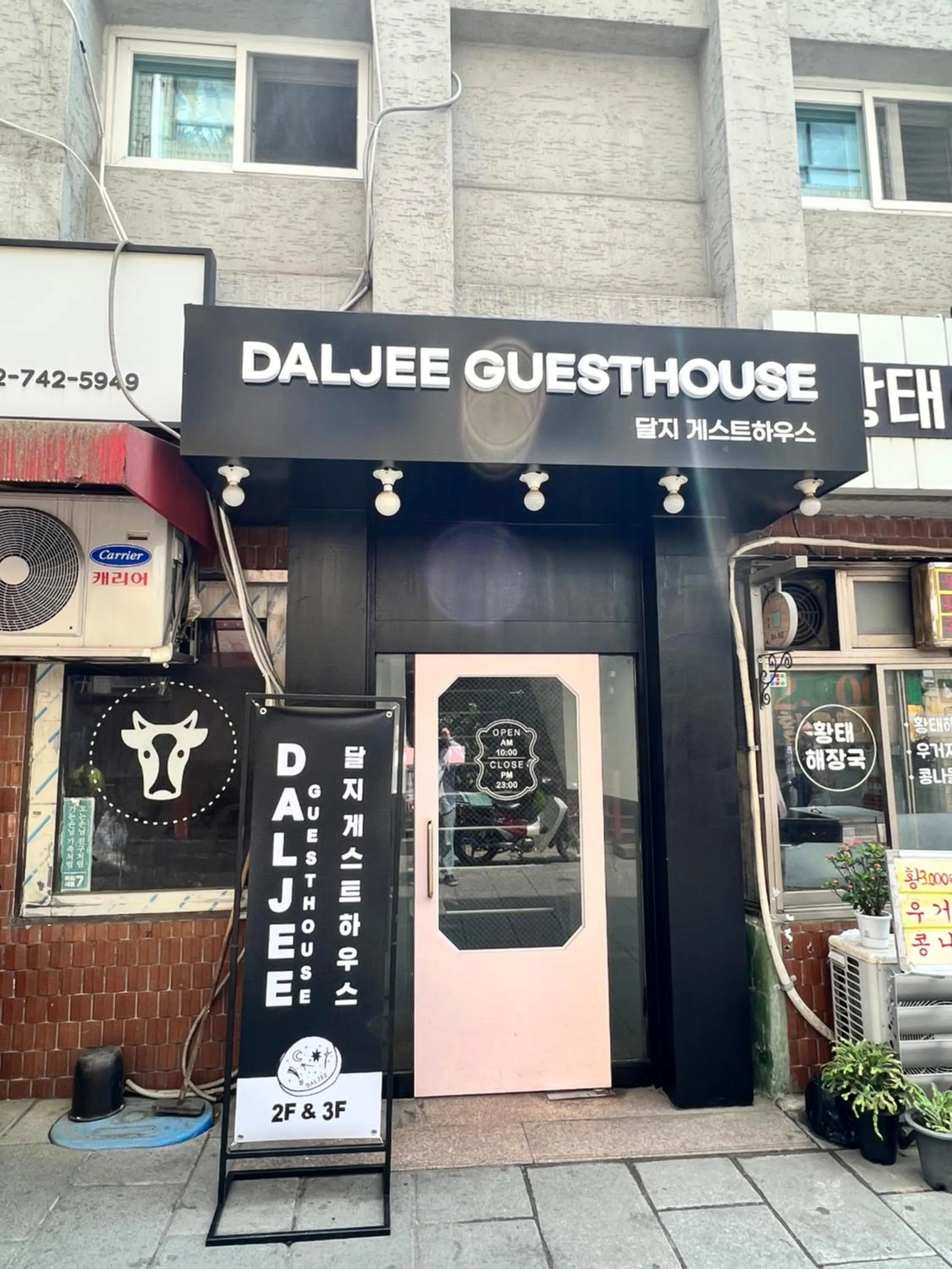 Facade/entrance in Daljee Guesthouse