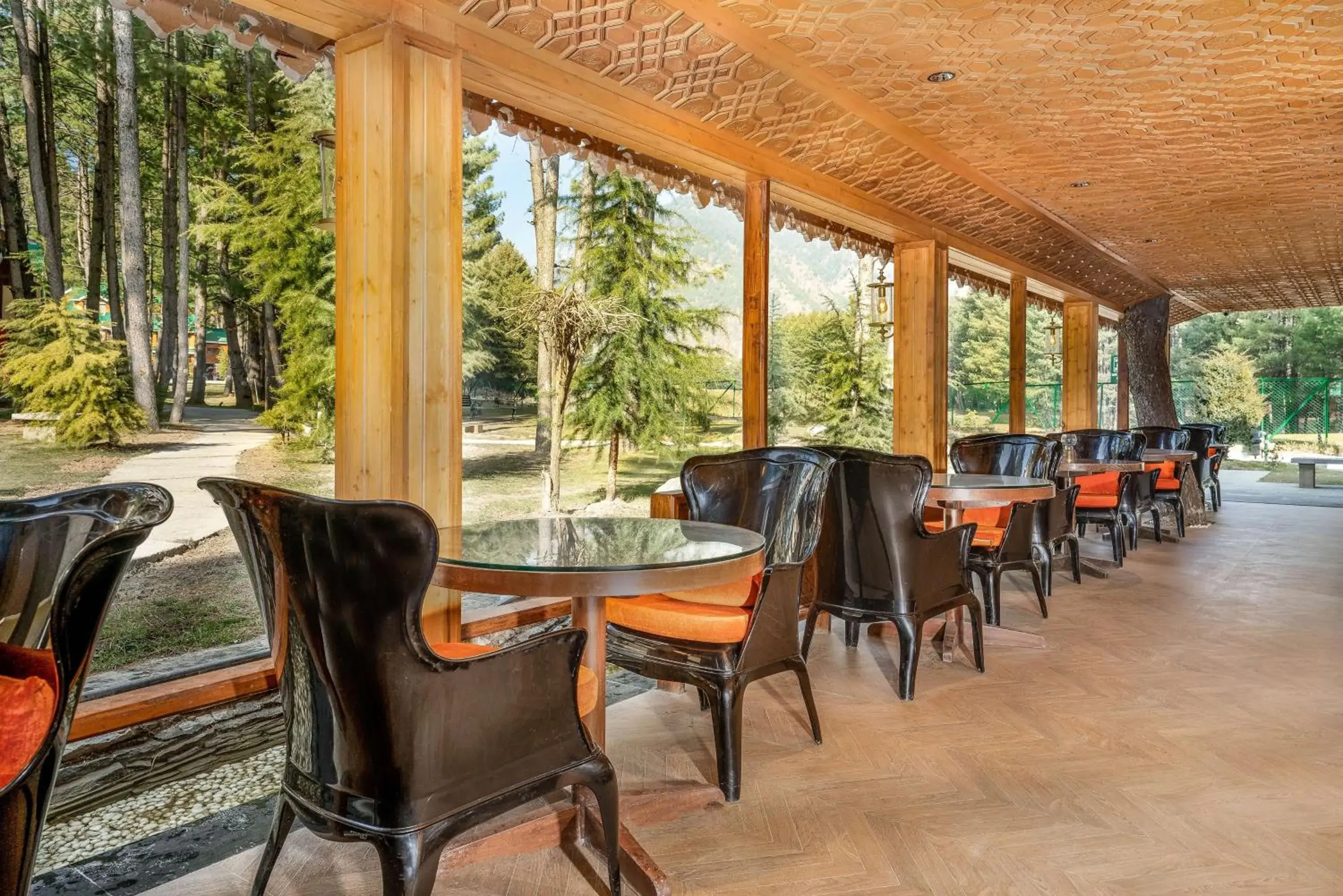 Lounge or bar in Radisson Golf Resort Pahalgam Lounge or bar in Radisson Golf Resort Pahalgam