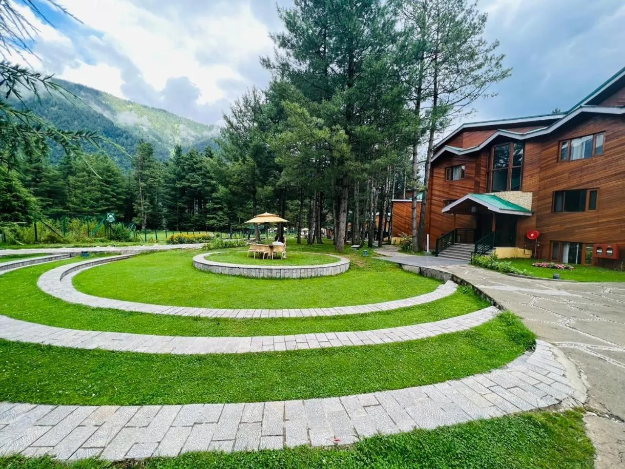 Garden in Radisson Golf Resort Pahalgam