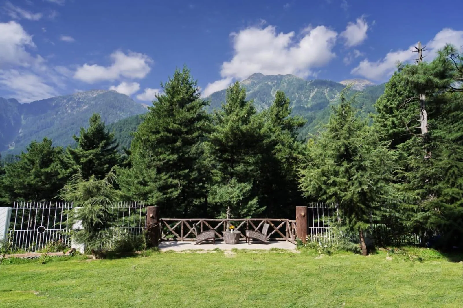 Mountain view in Radisson Golf Resort Pahalgam