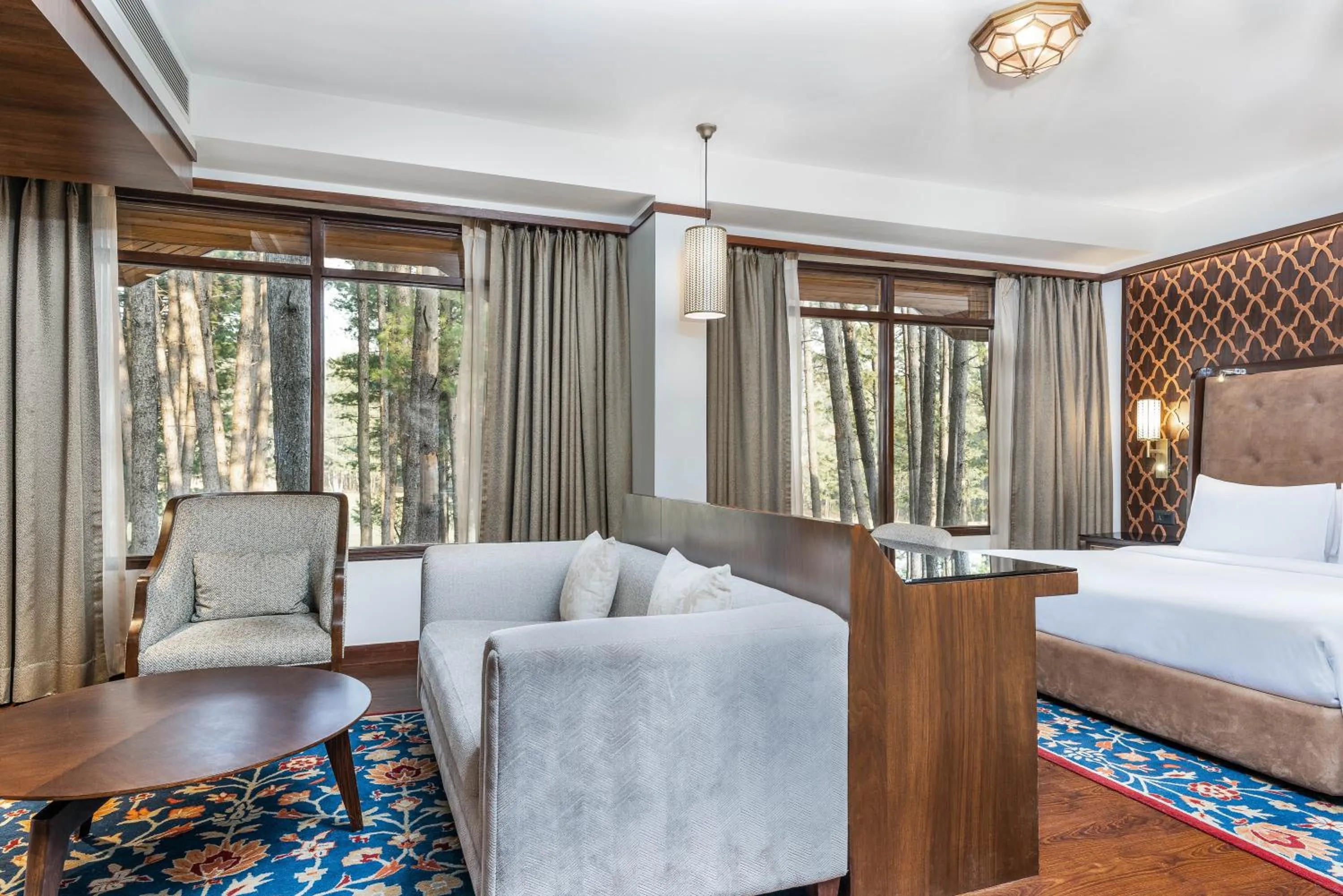 Guests, Bed in Radisson Golf Resort Pahalgam