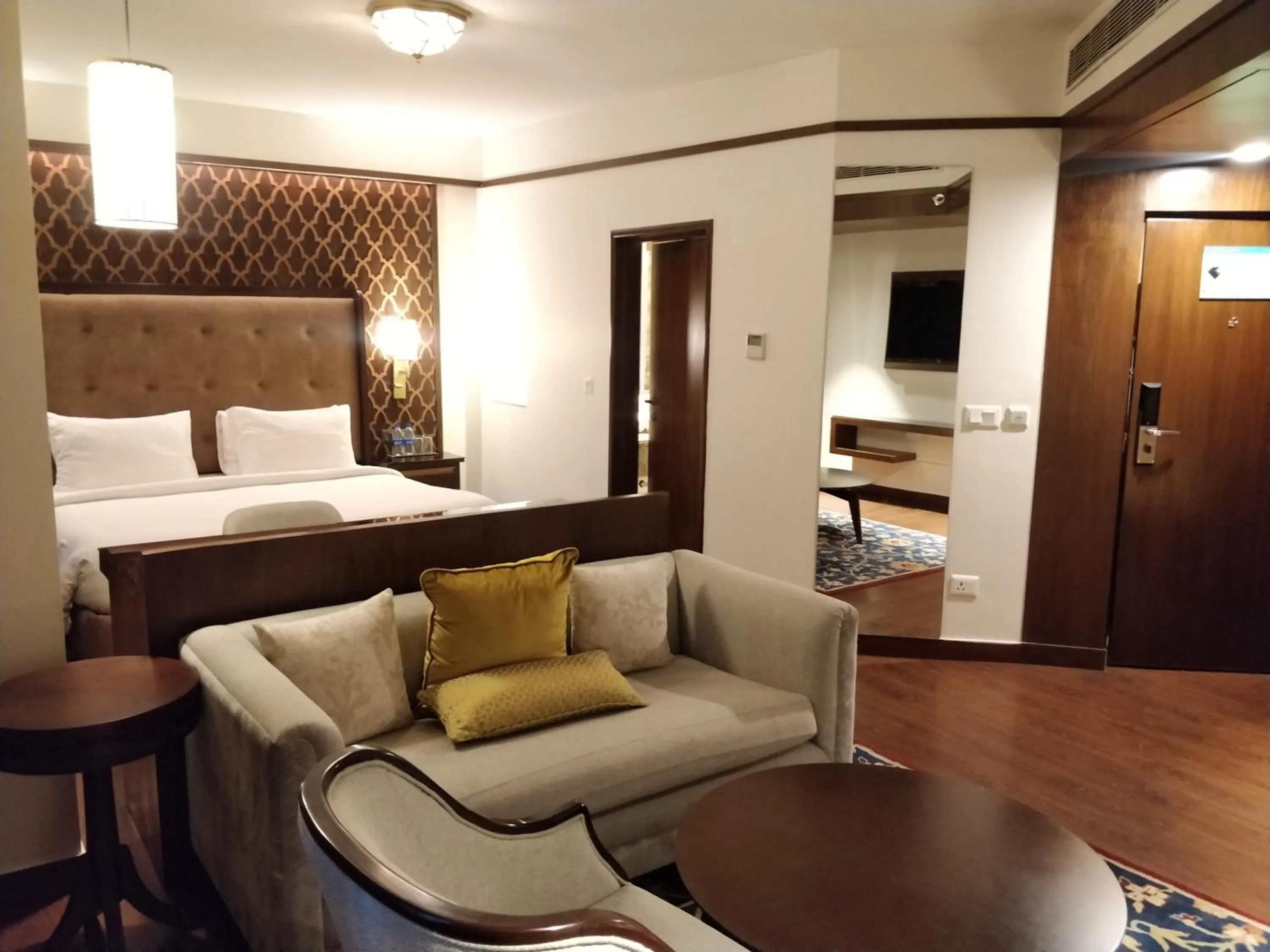 Guests, Bed in Radisson Golf Resort Pahalgam