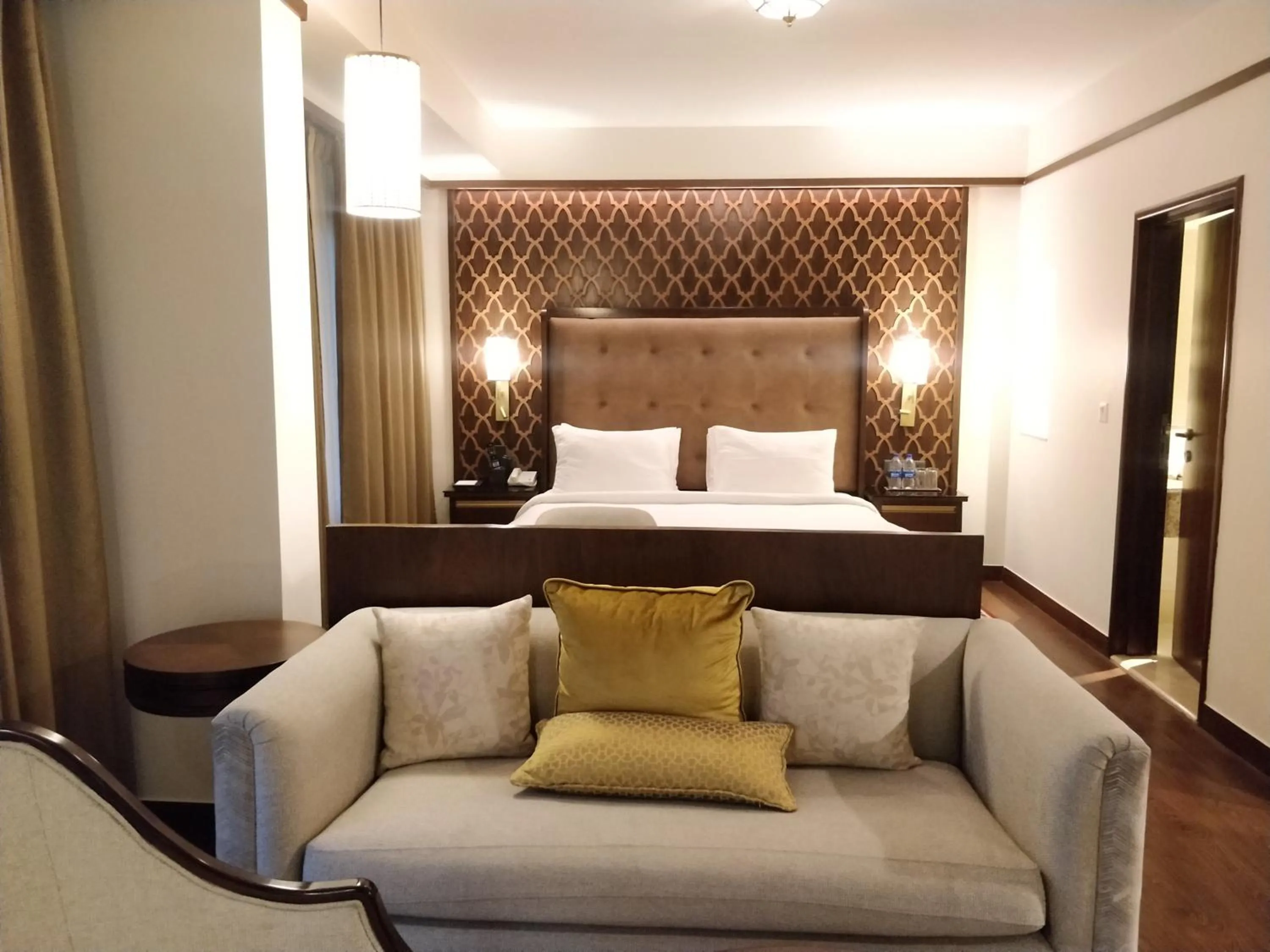 Guests, Bed in Radisson Golf Resort Pahalgam