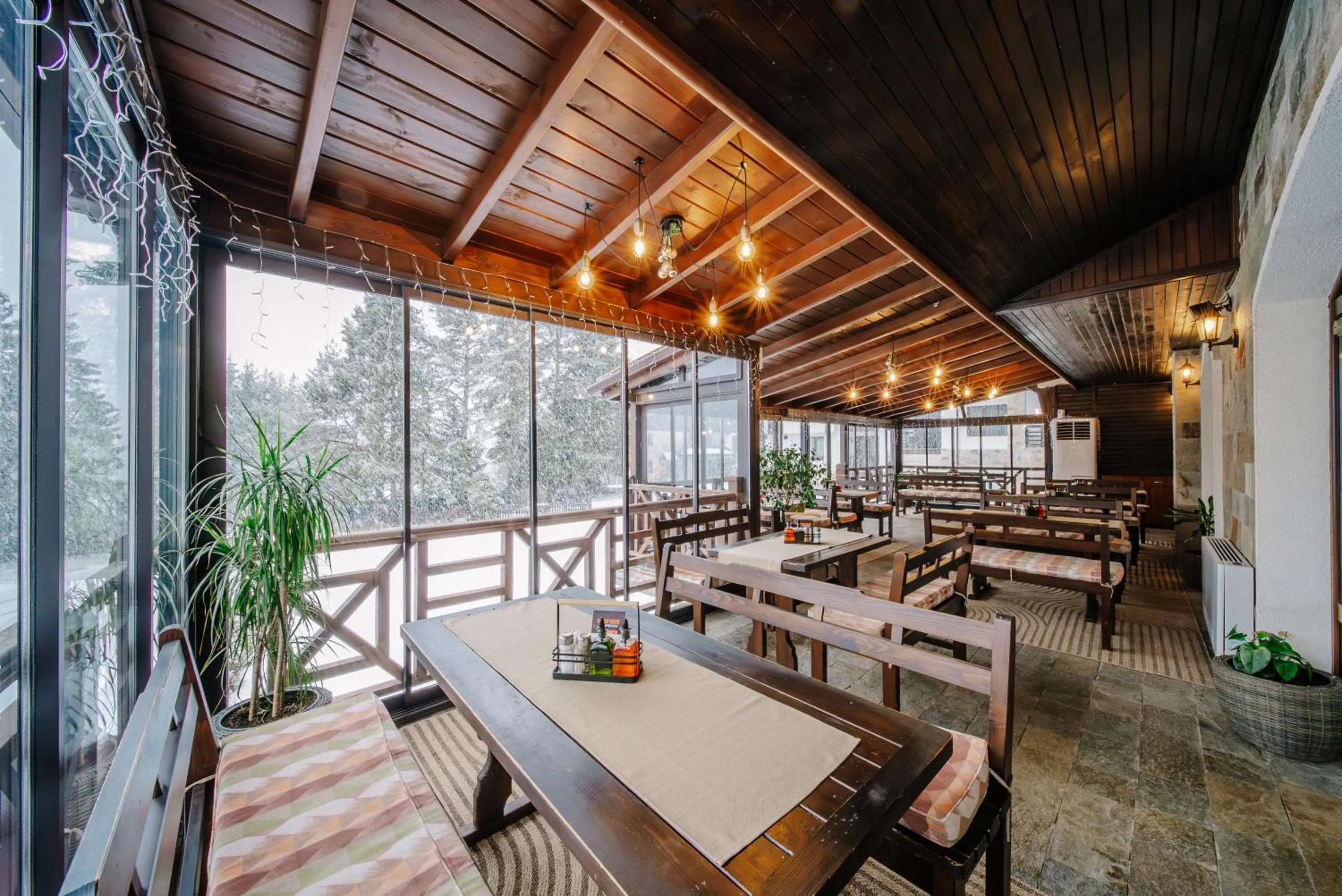 Restaurant/places to eat in Oak Residence Hotel & Relax