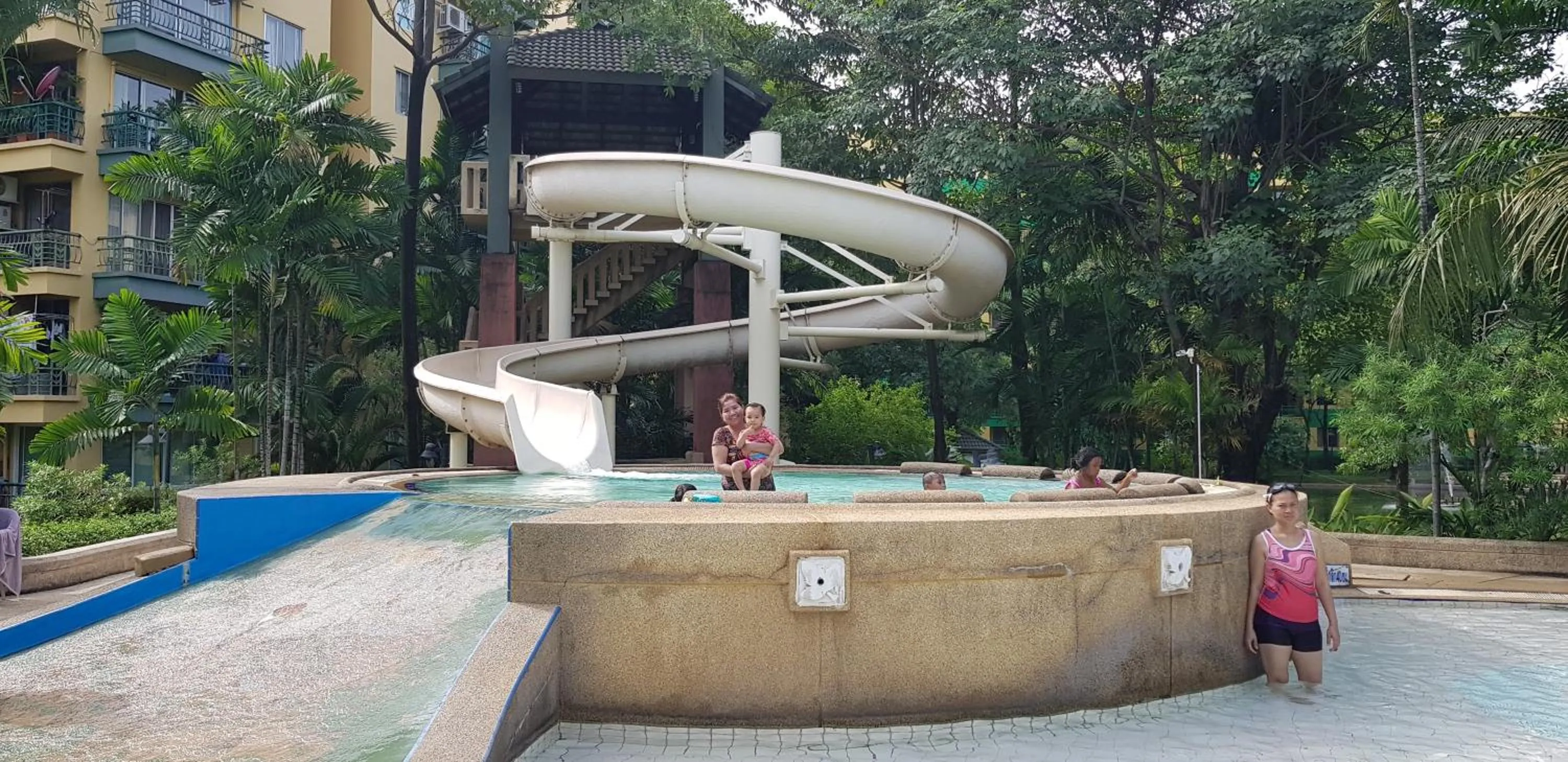 Swimming pool in The Park Land Bangna by Nudda