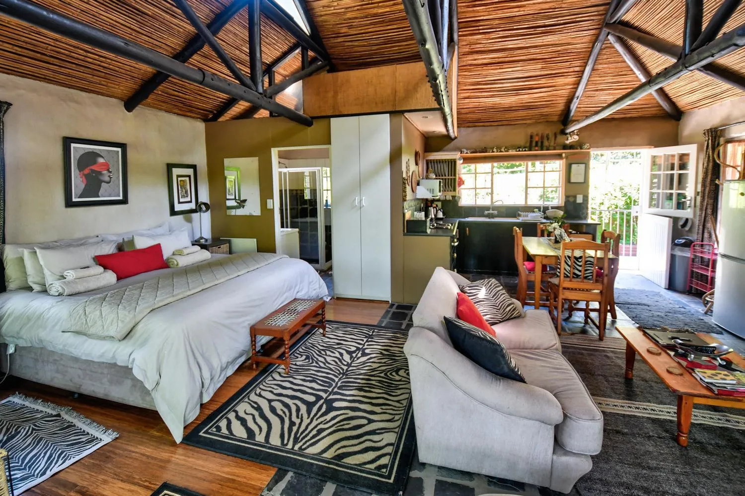 Living room, Bed in Maple Grove