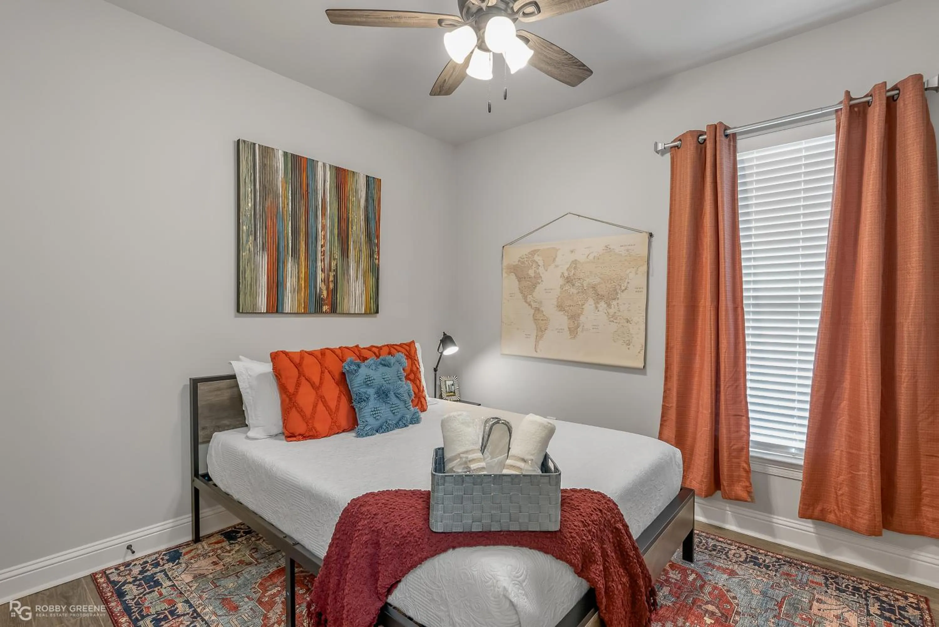 Bed in Modern Regional Art Gallery Home - Spacious & New! Tv in each room