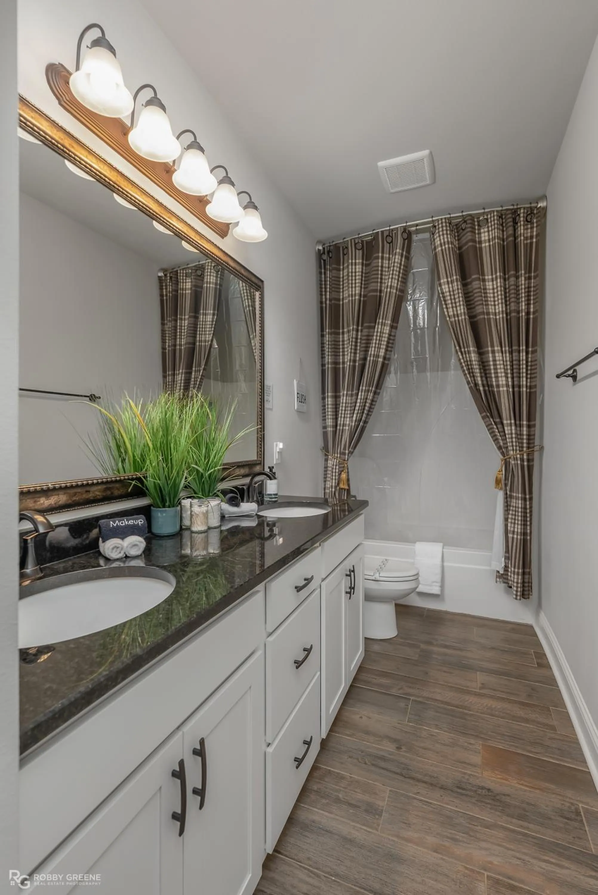 Bathroom in Modern Regional Art Gallery Home - Spacious & New! Tv in each room