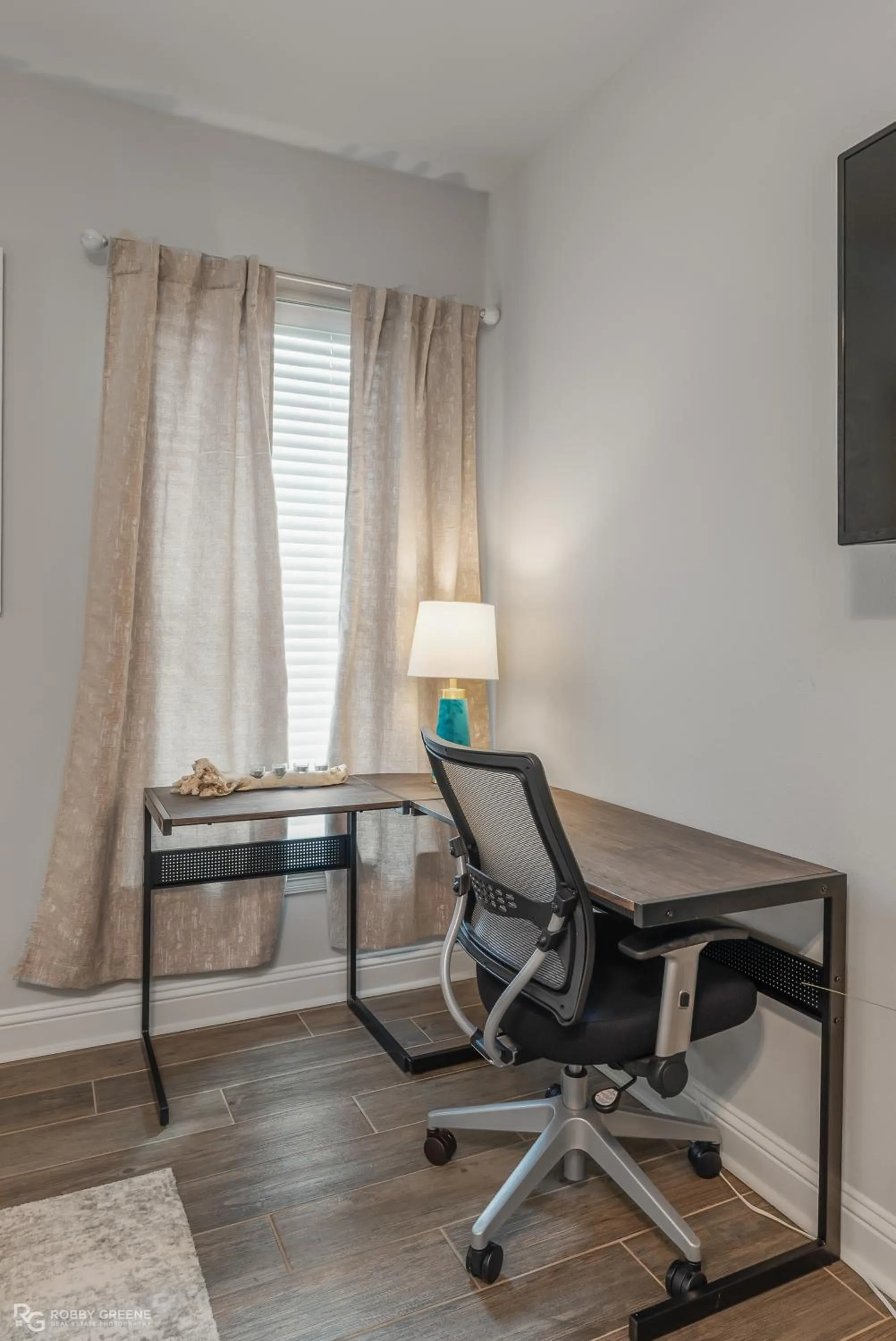 Seating area in Modern Regional Art Gallery Home - Spacious & New! Tv in each room