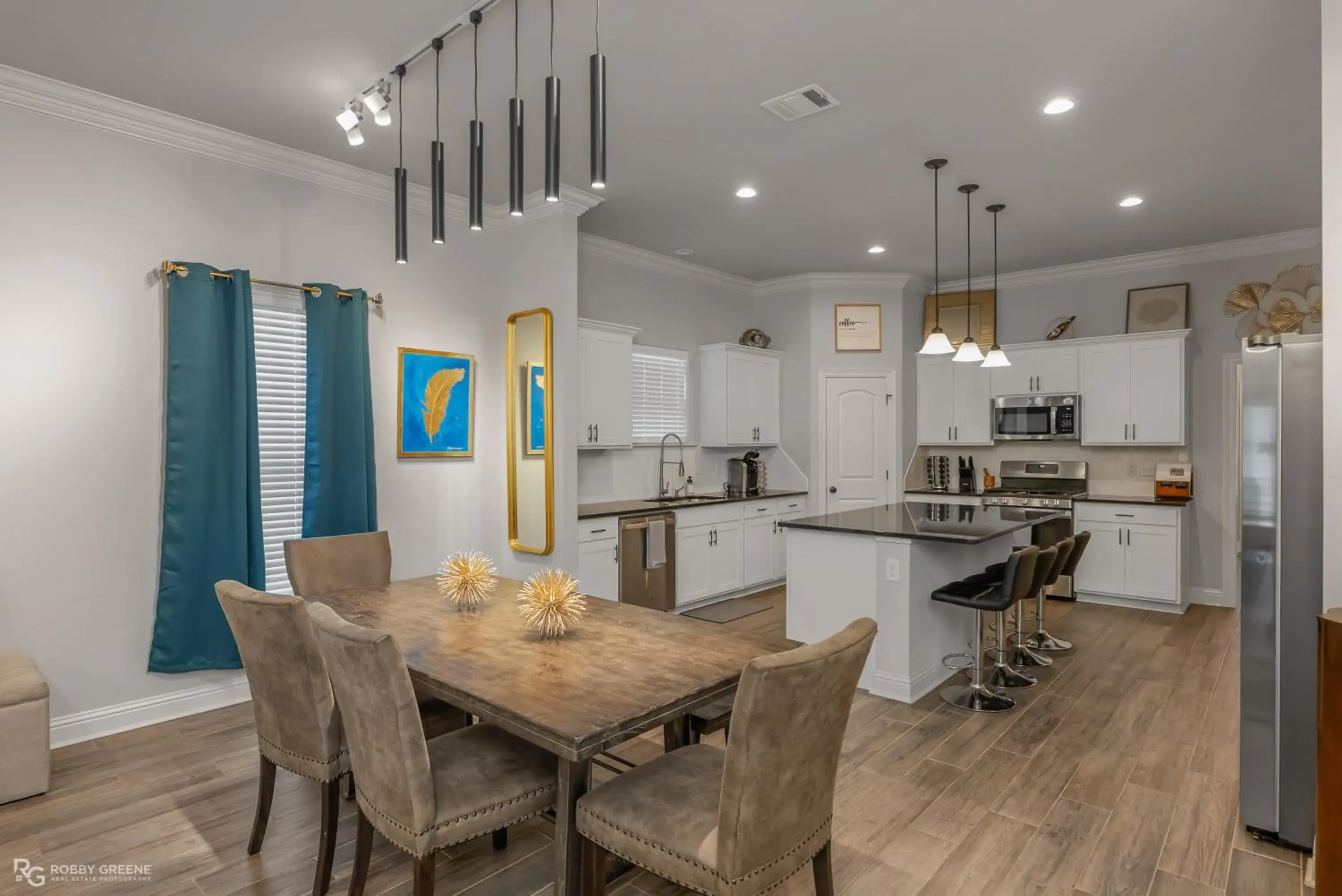 Modern Regional Art Gallery Home - Spacious & New! Tv in each room Modern Regional Art Gallery Home - Spacious & New! Tv in each room