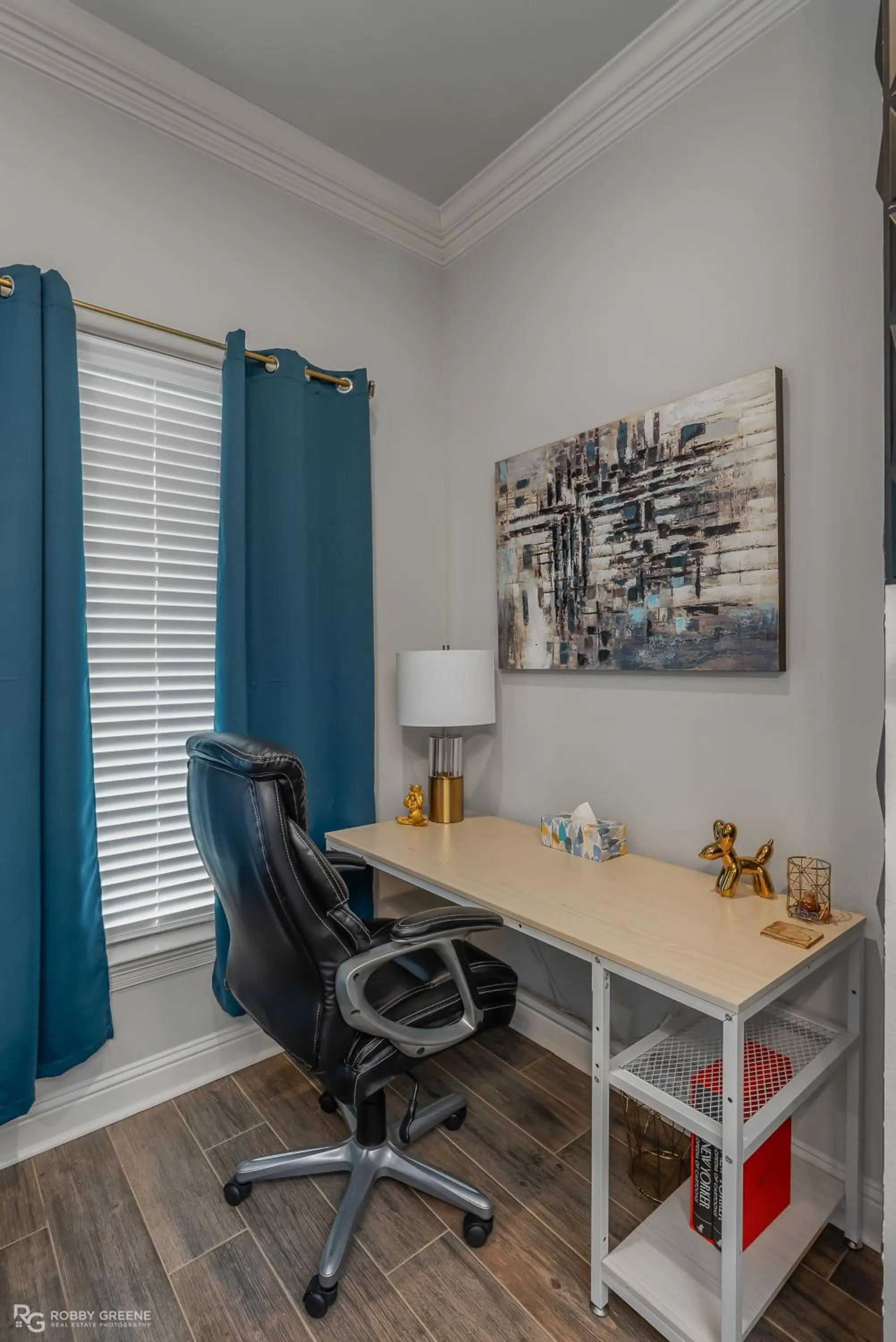 Living room in Modern Regional Art Gallery Home - Spacious & New! Tv in each room