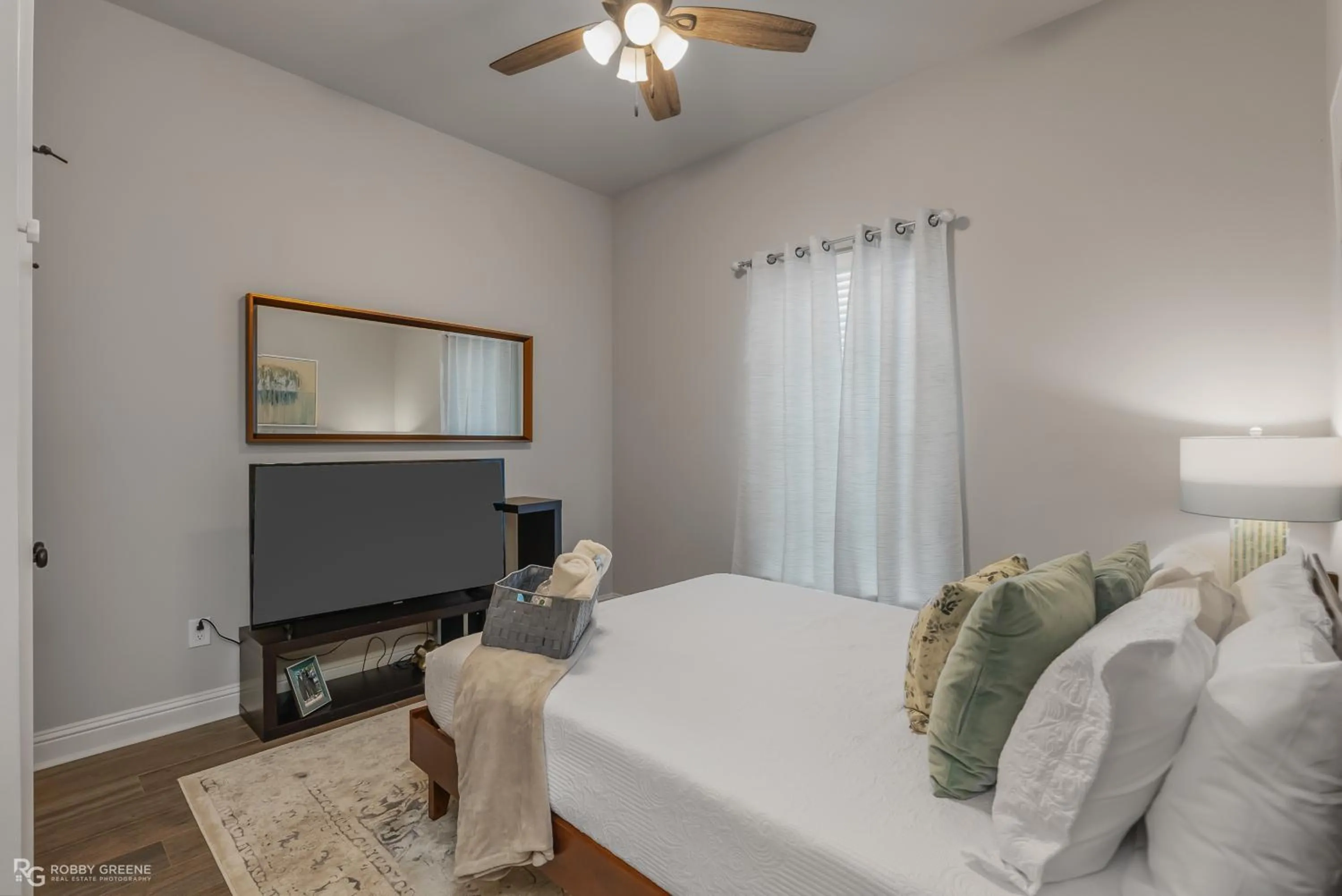 Bed in Modern Regional Art Gallery Home - Spacious & New! Tv in each room