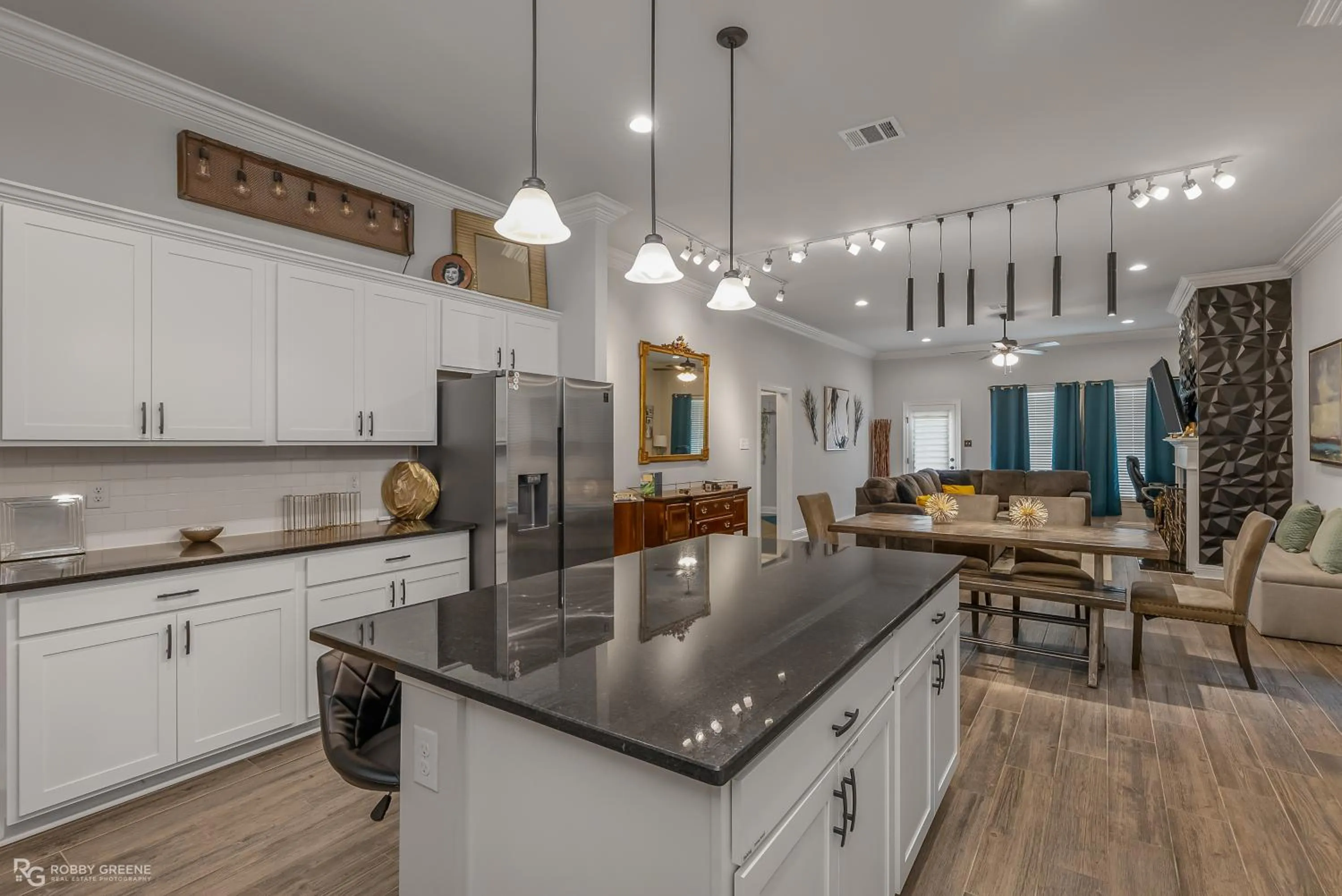 Kitchen or kitchenette in Modern Regional Art Gallery Home - Spacious & New! Tv in each room