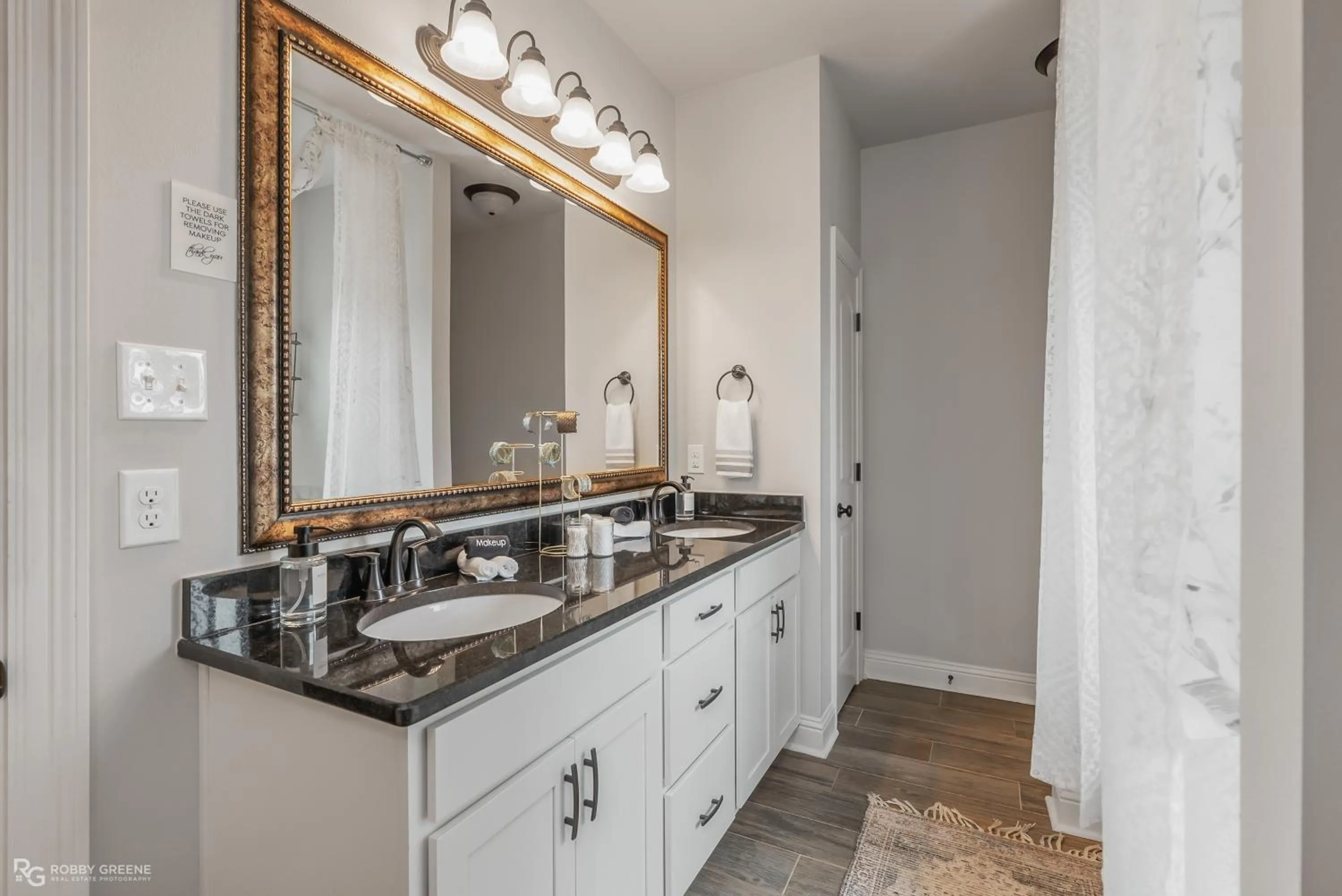 Toilet in Modern Regional Art Gallery Home - Spacious & New! Tv in each room