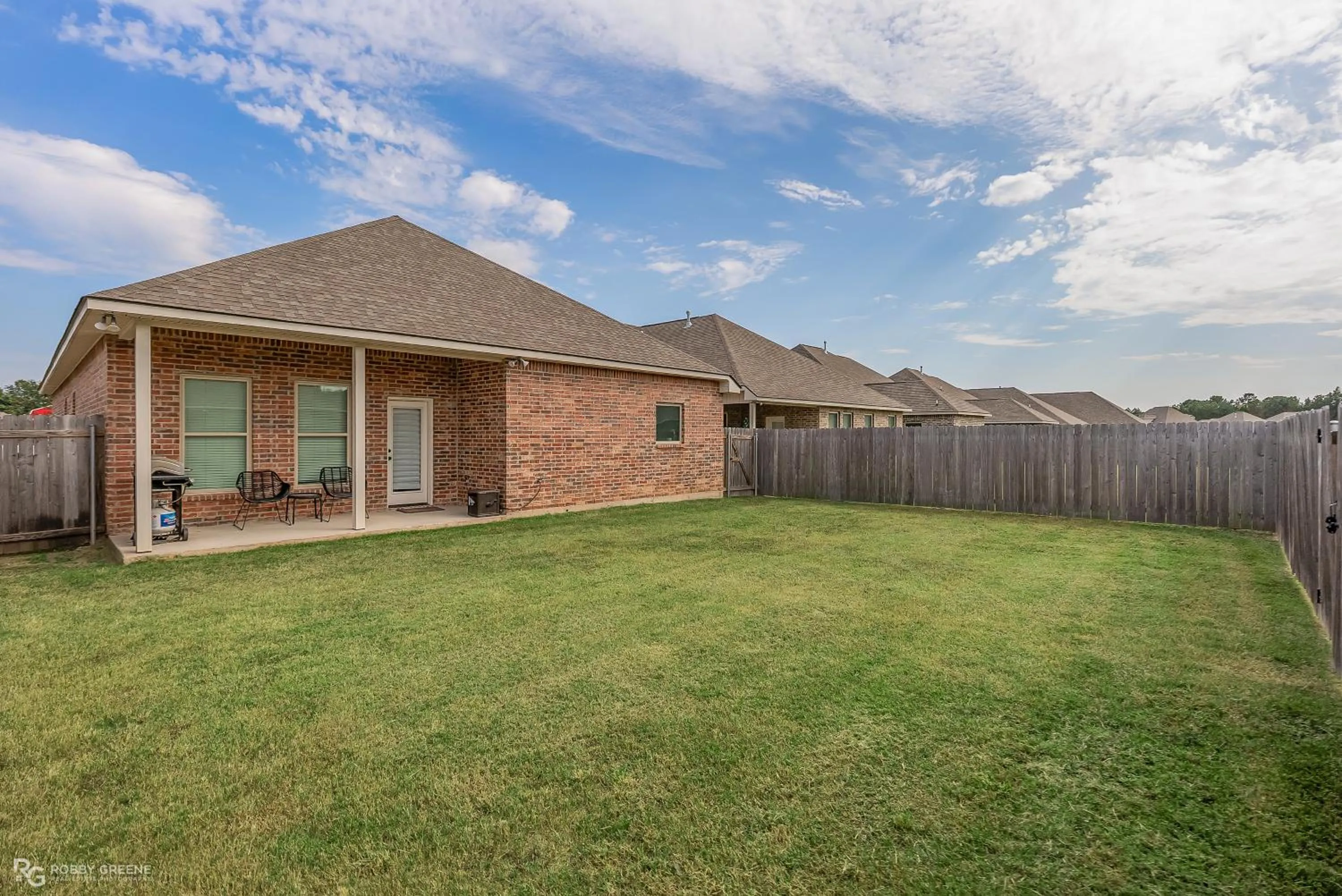 Patio in Modern Regional Art Gallery Home - Spacious & New! Tv in each room