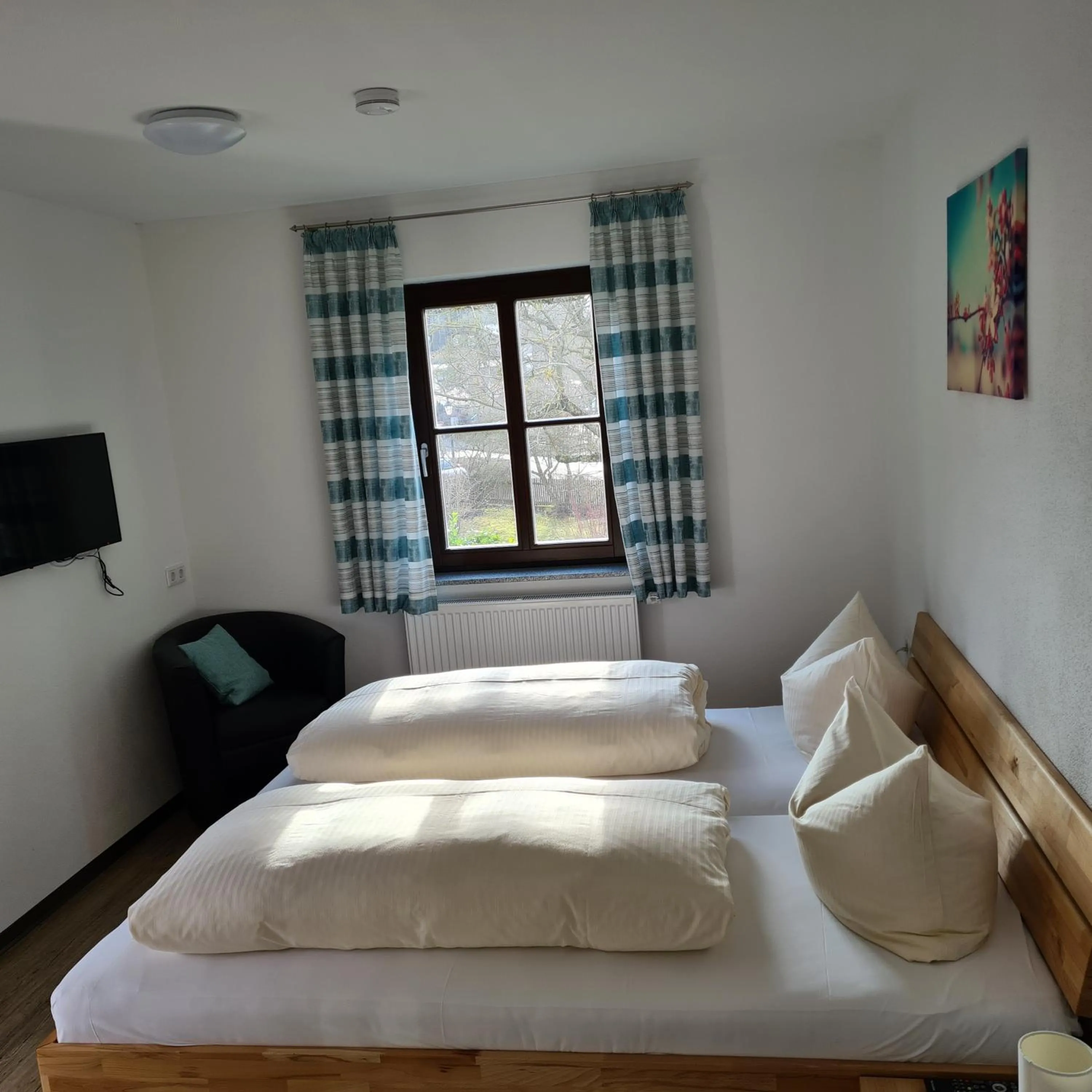 Photo of the whole room, Bed in Gasthaus Schöllmann