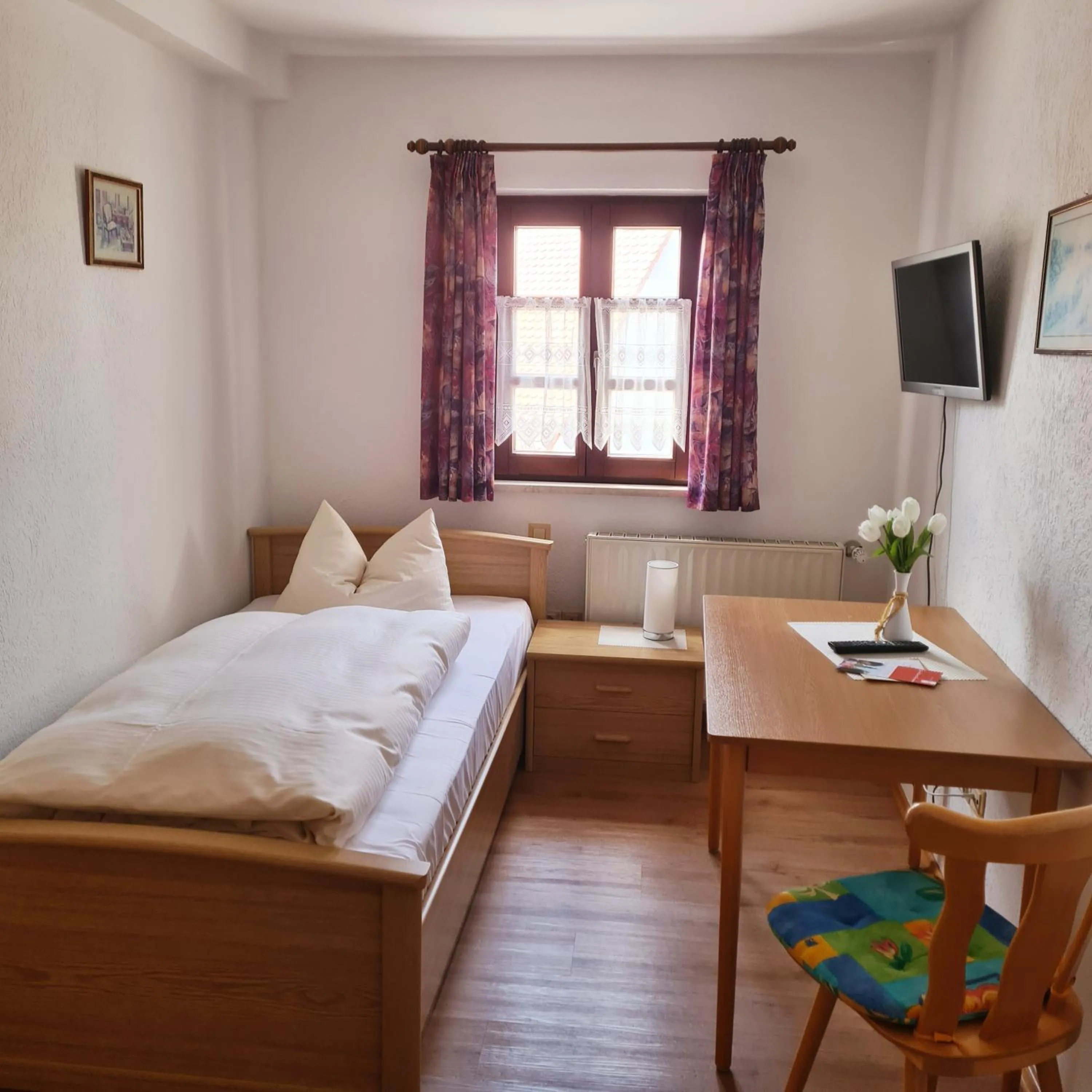 Photo of the whole room, Bed in Gasthaus Schöllmann