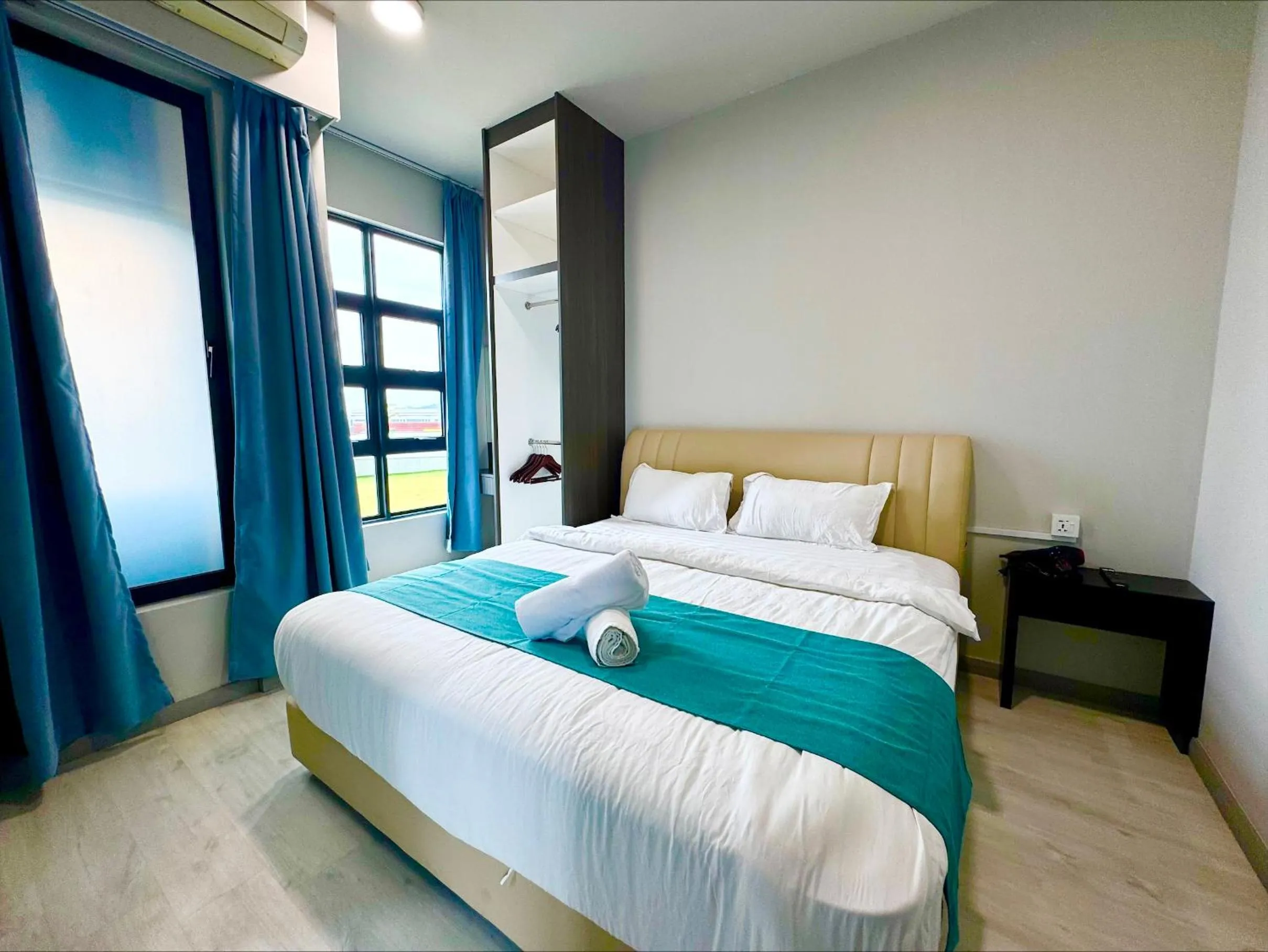 Bed in Sunset Seaview Vacation Condos @ Jesselton Quay