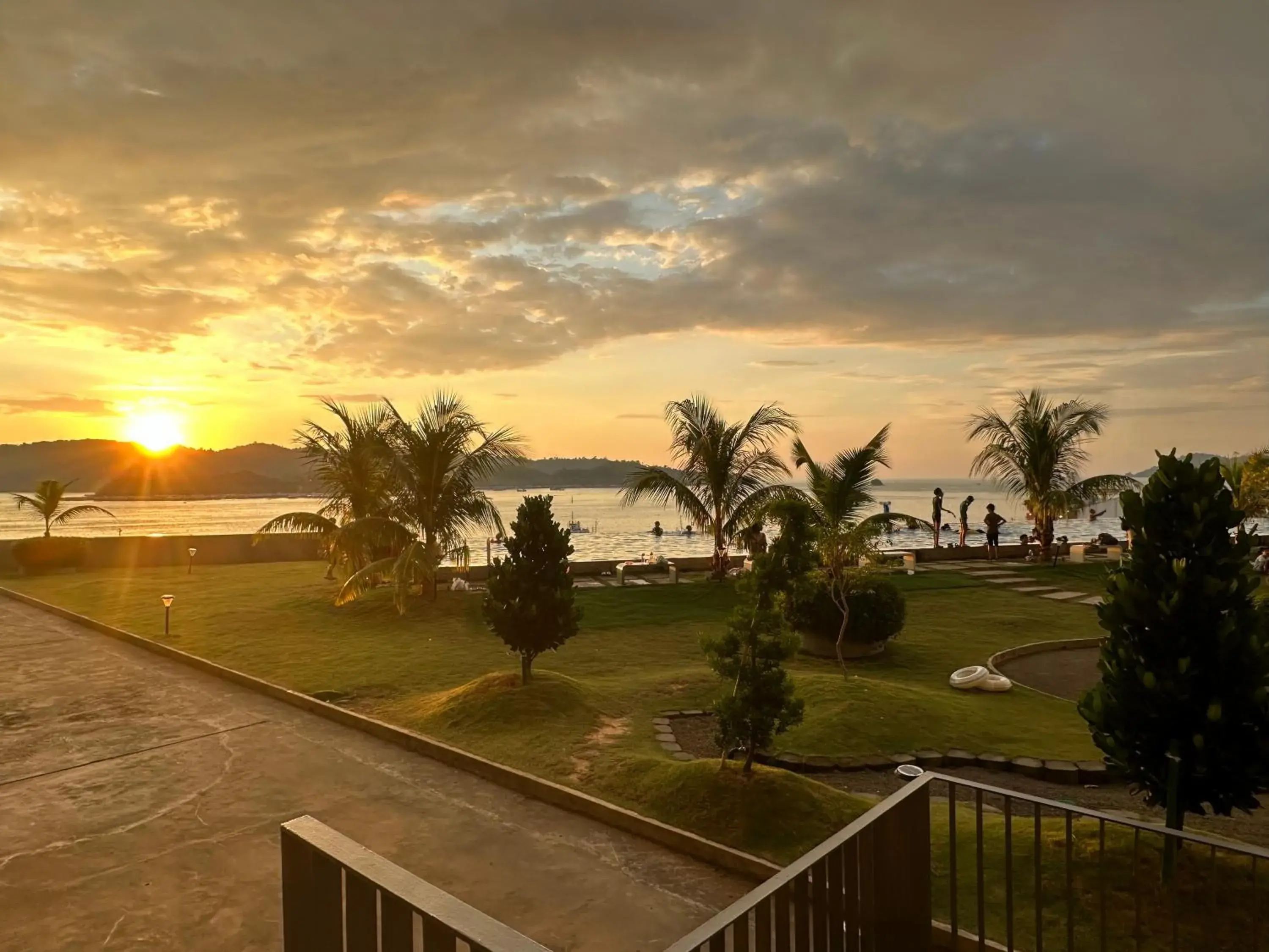 Day in Sunset Seaview Vacation Condos @ Jesselton Quay Day in Sunset Seaview Vacation Condos @ Jesselton Quay