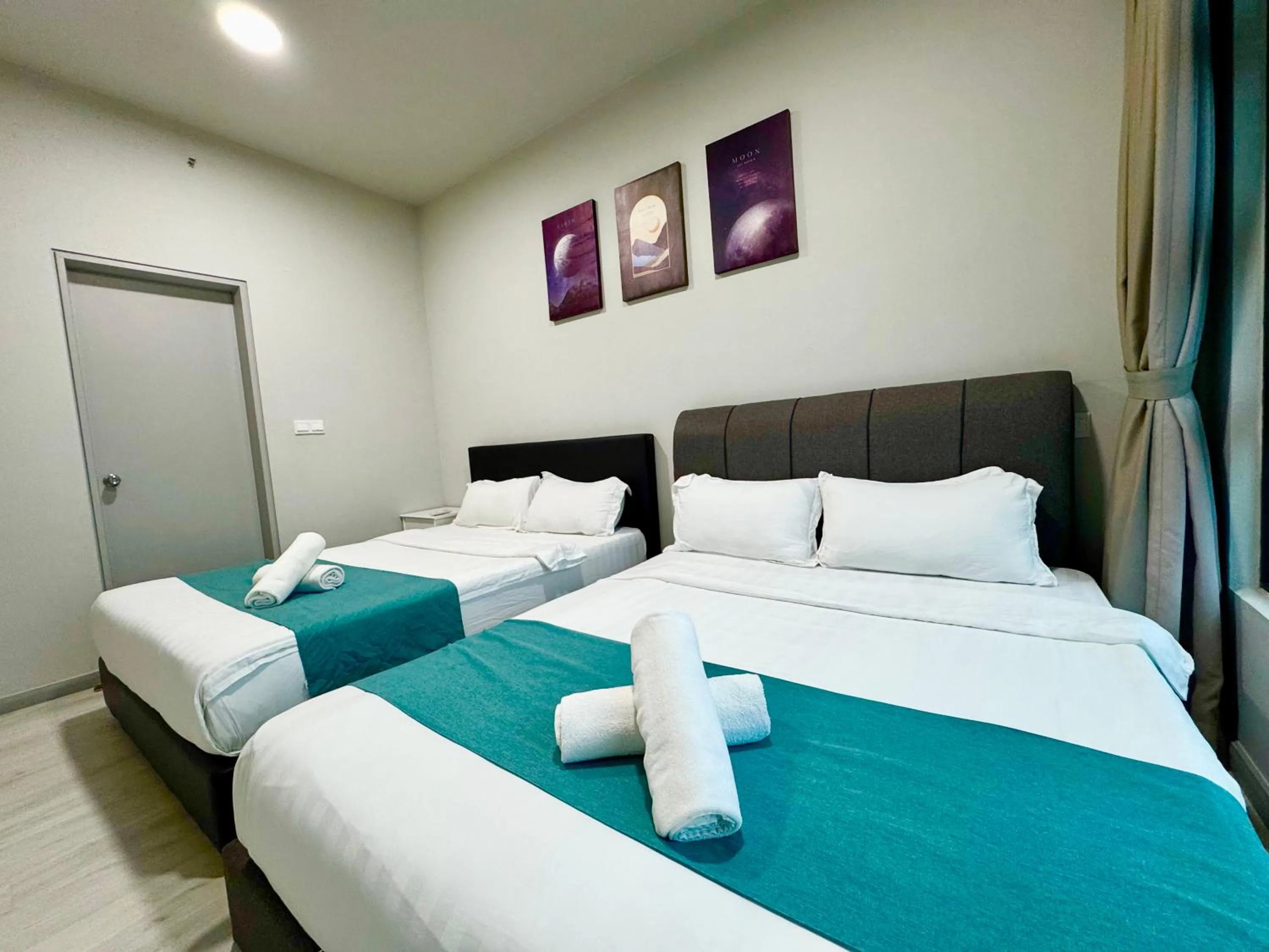 Bed in Sunset Seaview Vacation Condos @ Jesselton Quay