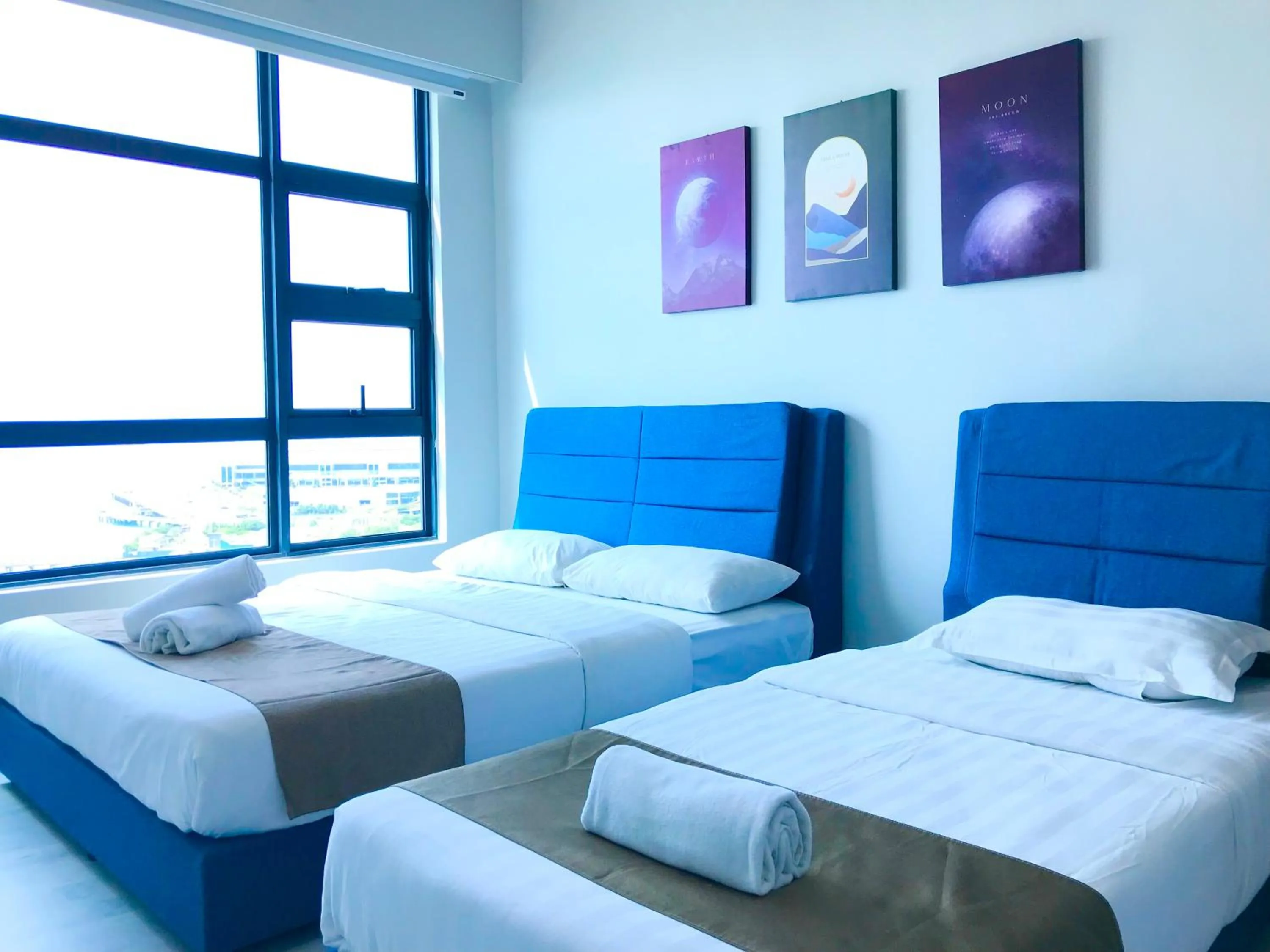 Bed in Sunset Seaview Vacation Condos @ Jesselton Quay