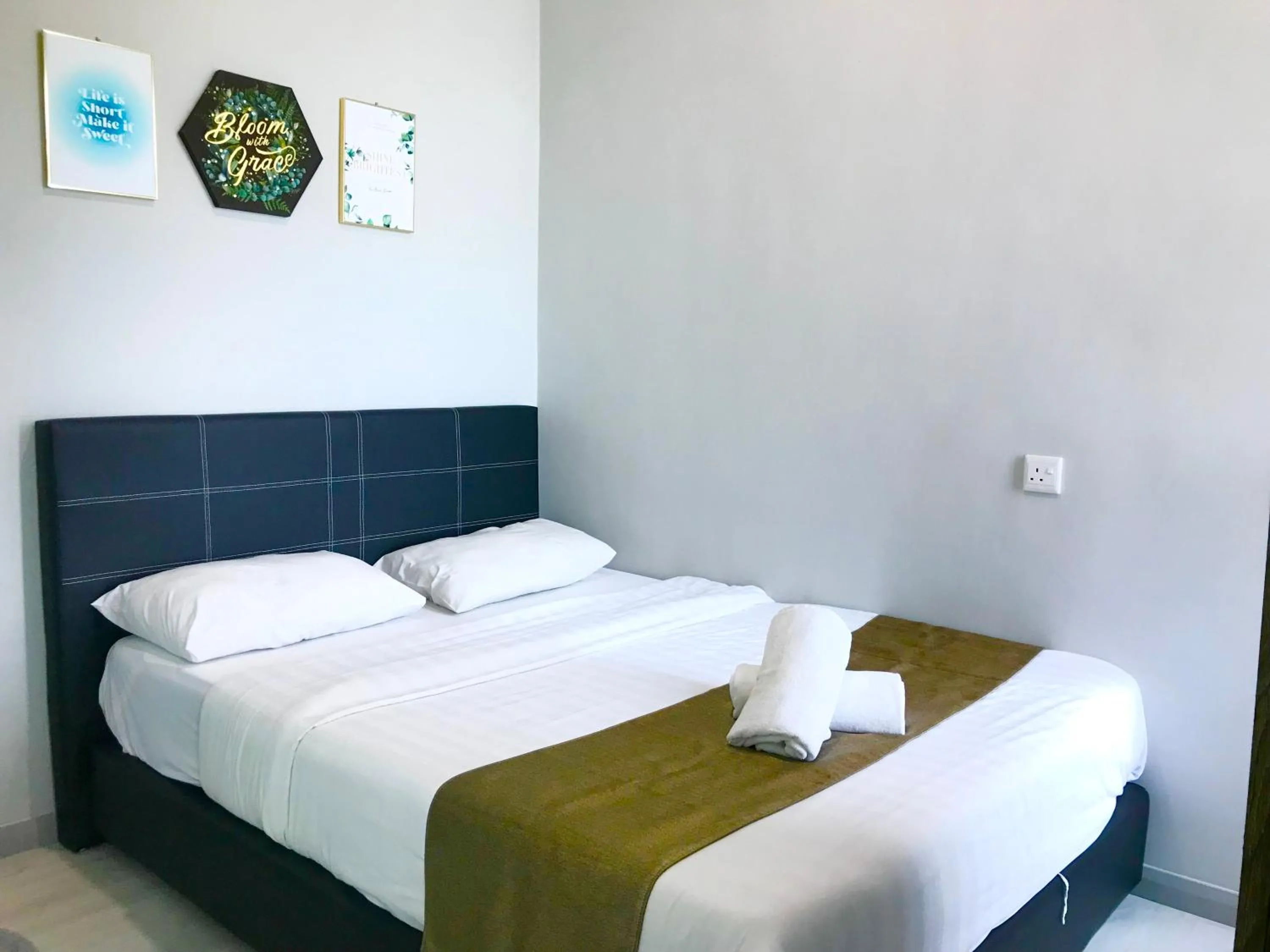 Bed in Sunset Seaview Vacation Condos @ Jesselton Quay