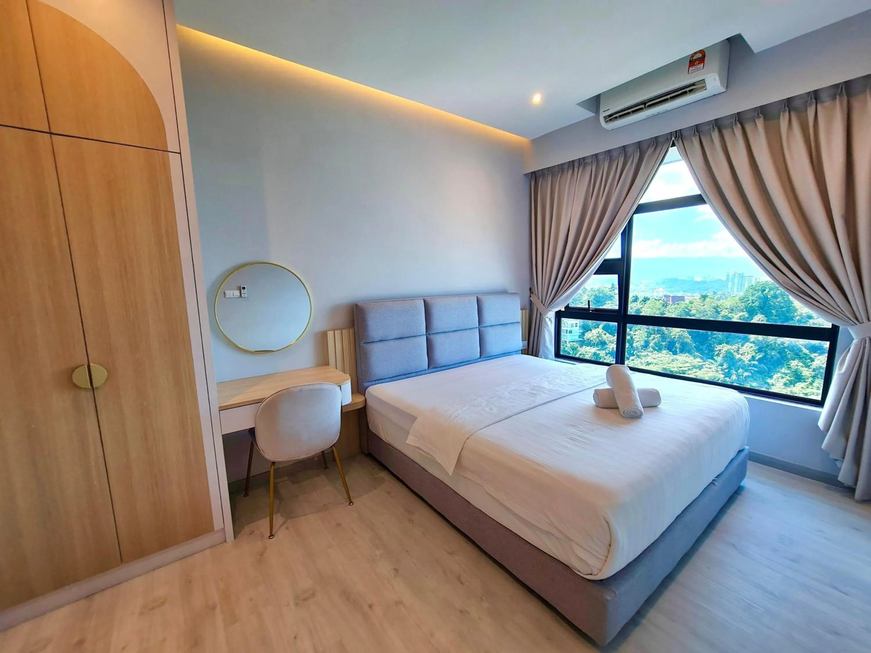 Bed in Sunset Seaview Vacation Condos @ Jesselton Quay