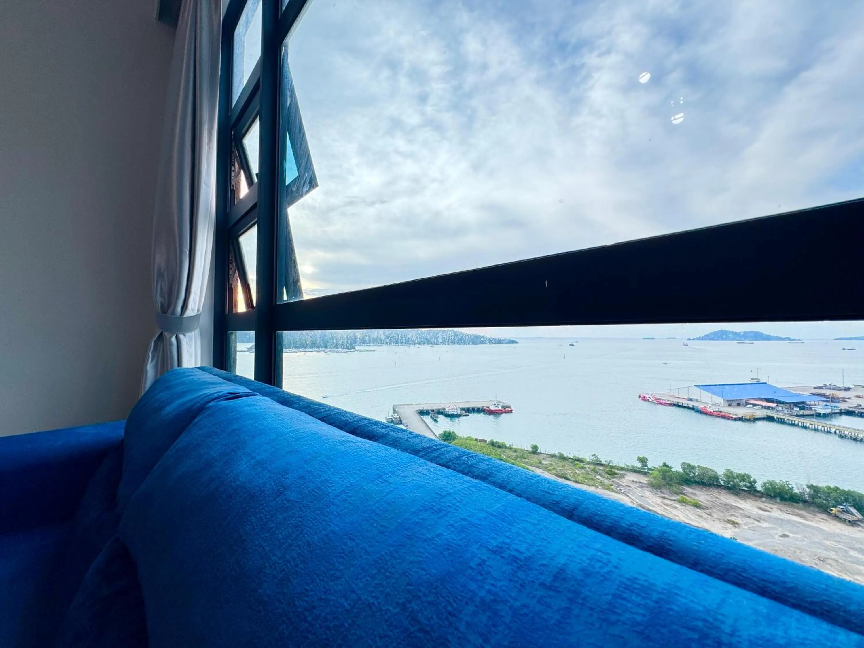 Day in Sunset Seaview Vacation Condos @ Jesselton Quay