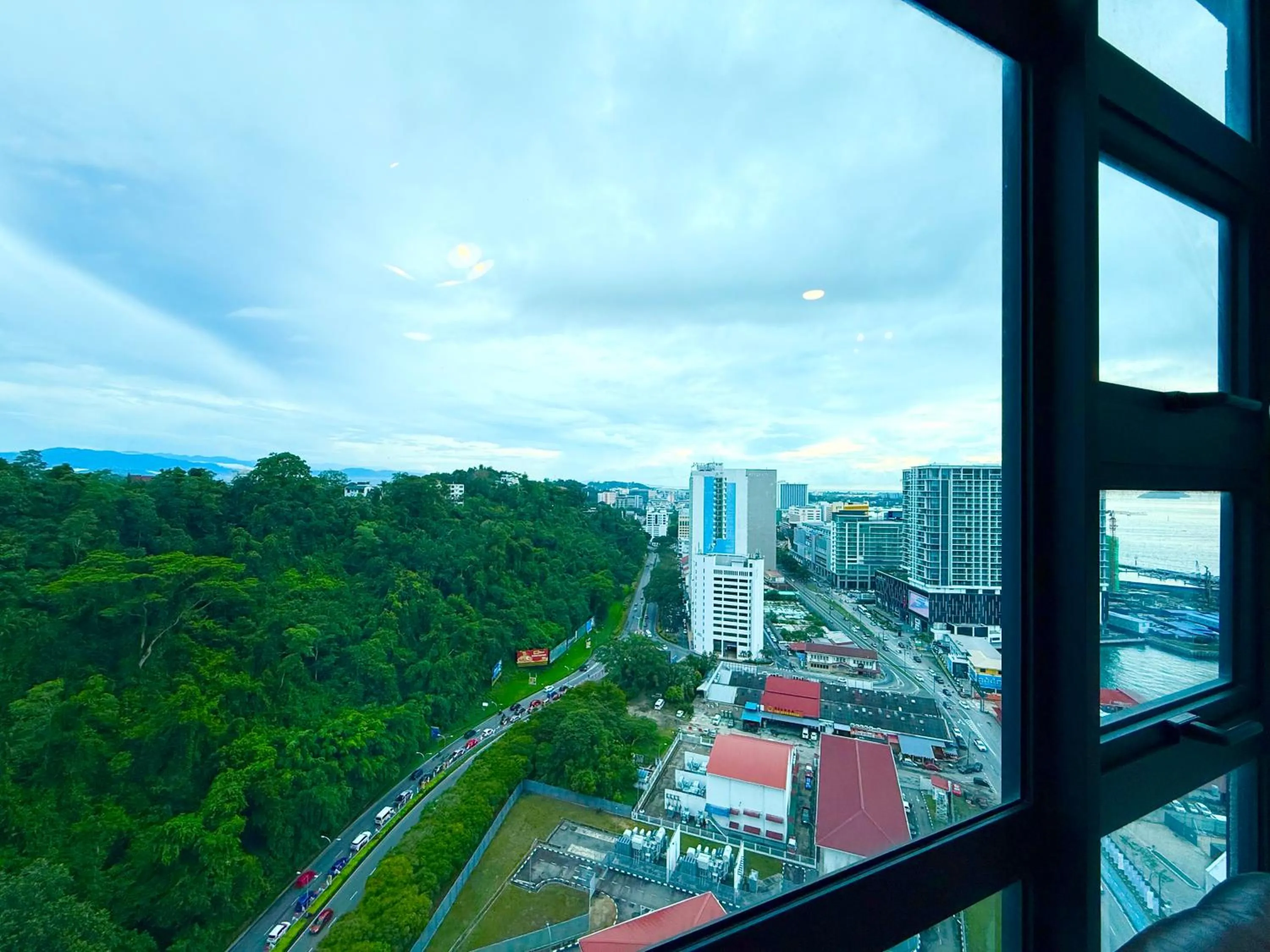 Day in Sunset Seaview Vacation Condos @ Jesselton Quay