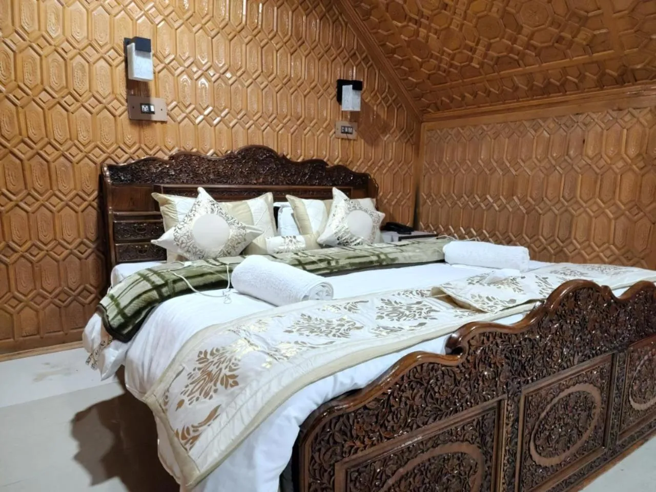 Bed in Hotel Mughal India