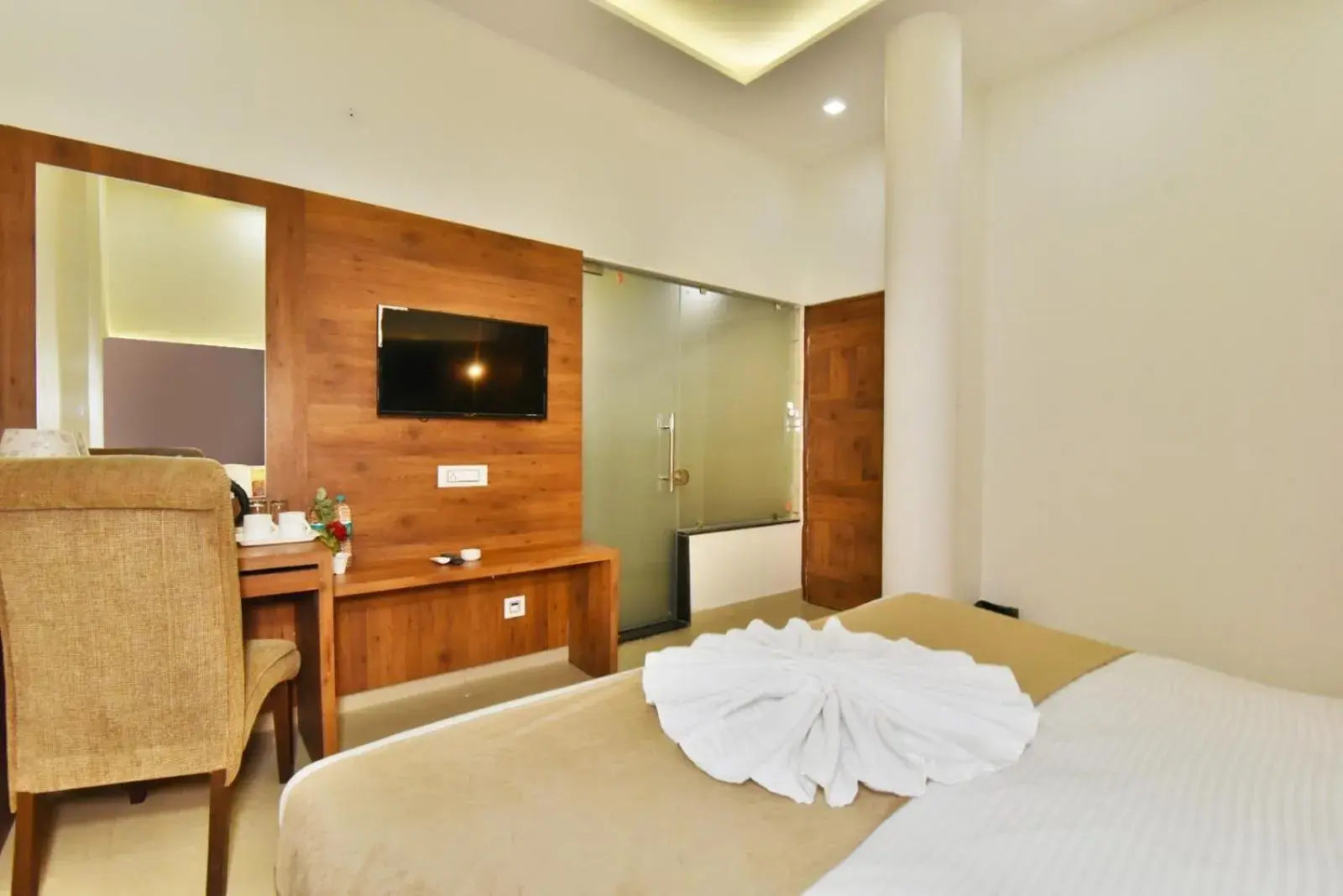 TV and multimedia, Bed in Hotel sallow International-Hotel Near Golden Temple TV and multimedia, Bed in Hotel sallow International-Hotel Near Golden Temple