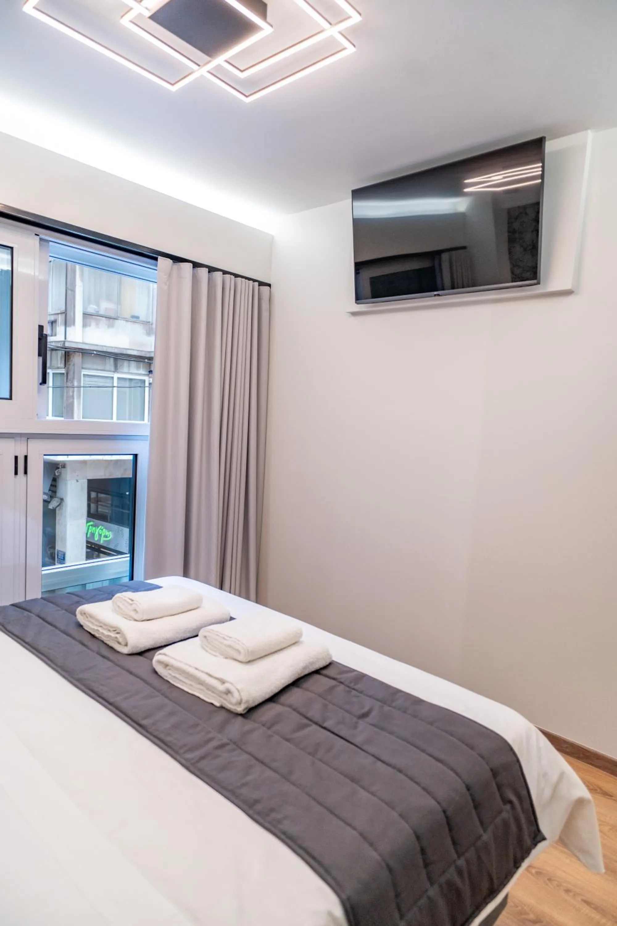 Bed in Ethereal Athεns