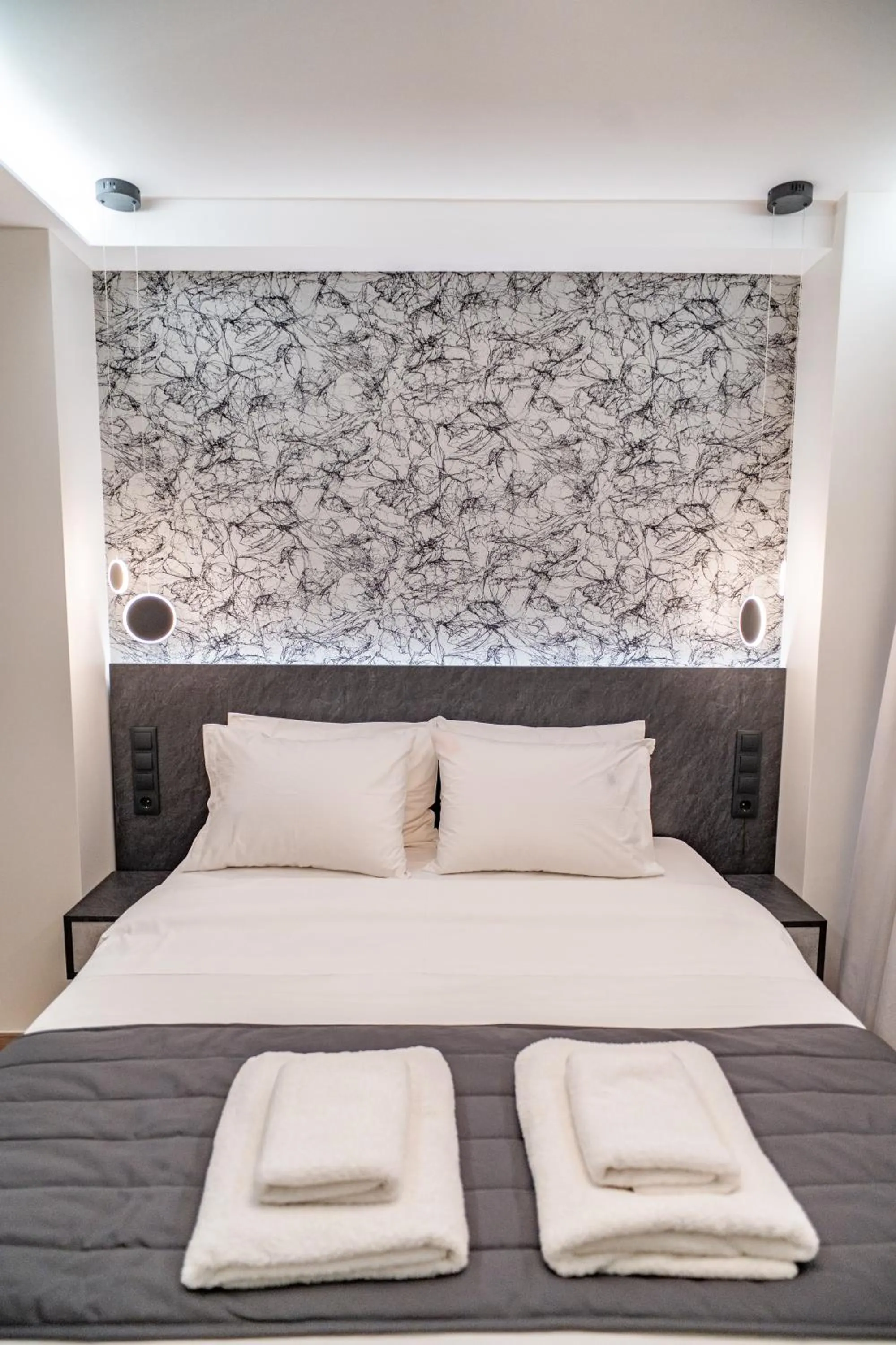 Bed in Ethereal Athεns