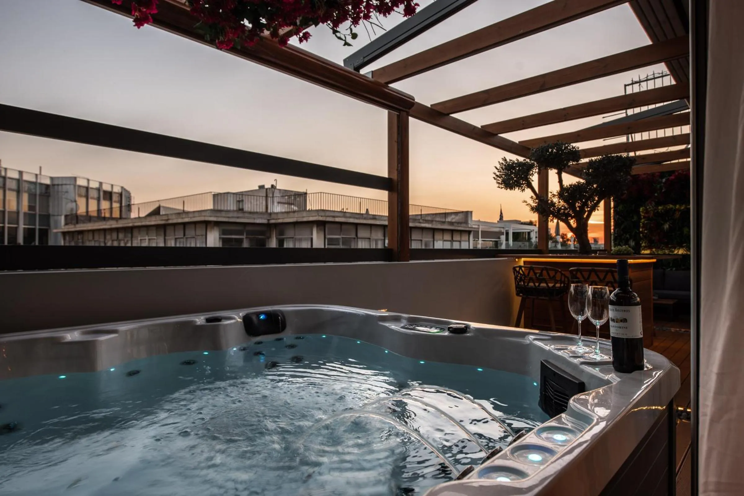 Hot Tub in Ethereal Athεns