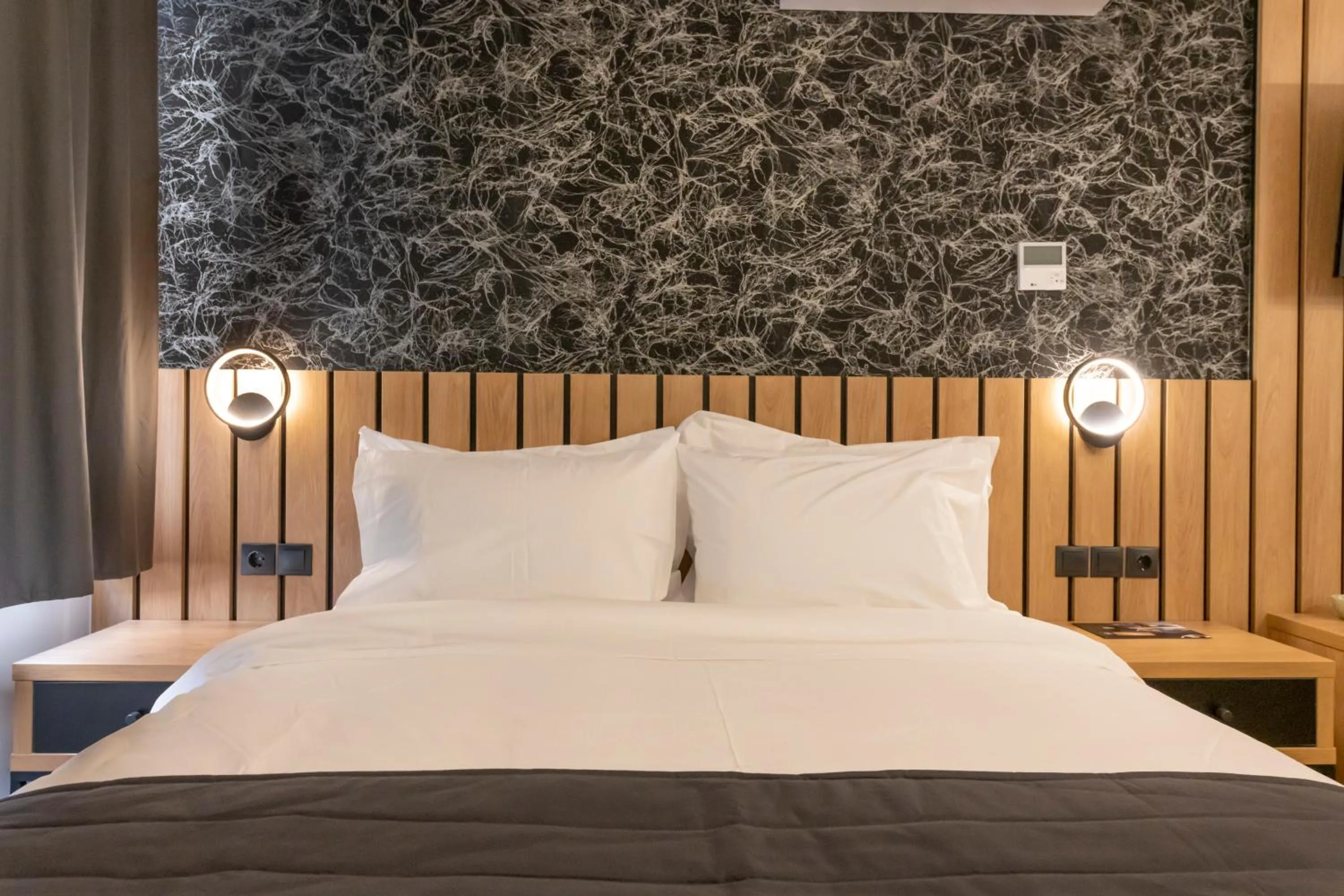 Bed in Ethereal Athεns