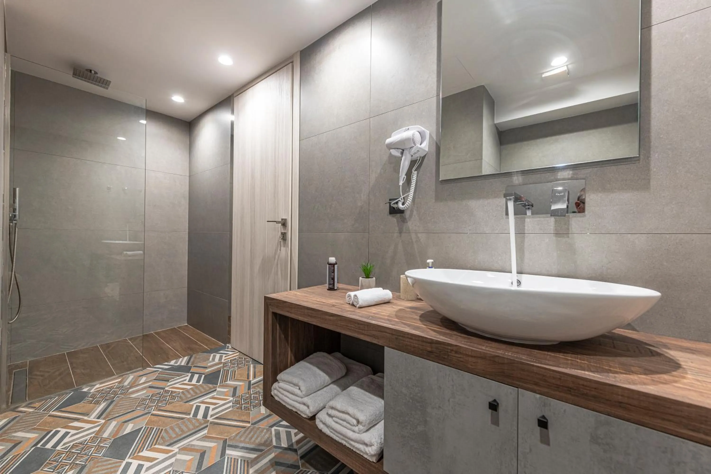 Bathroom in Ethereal Athεns